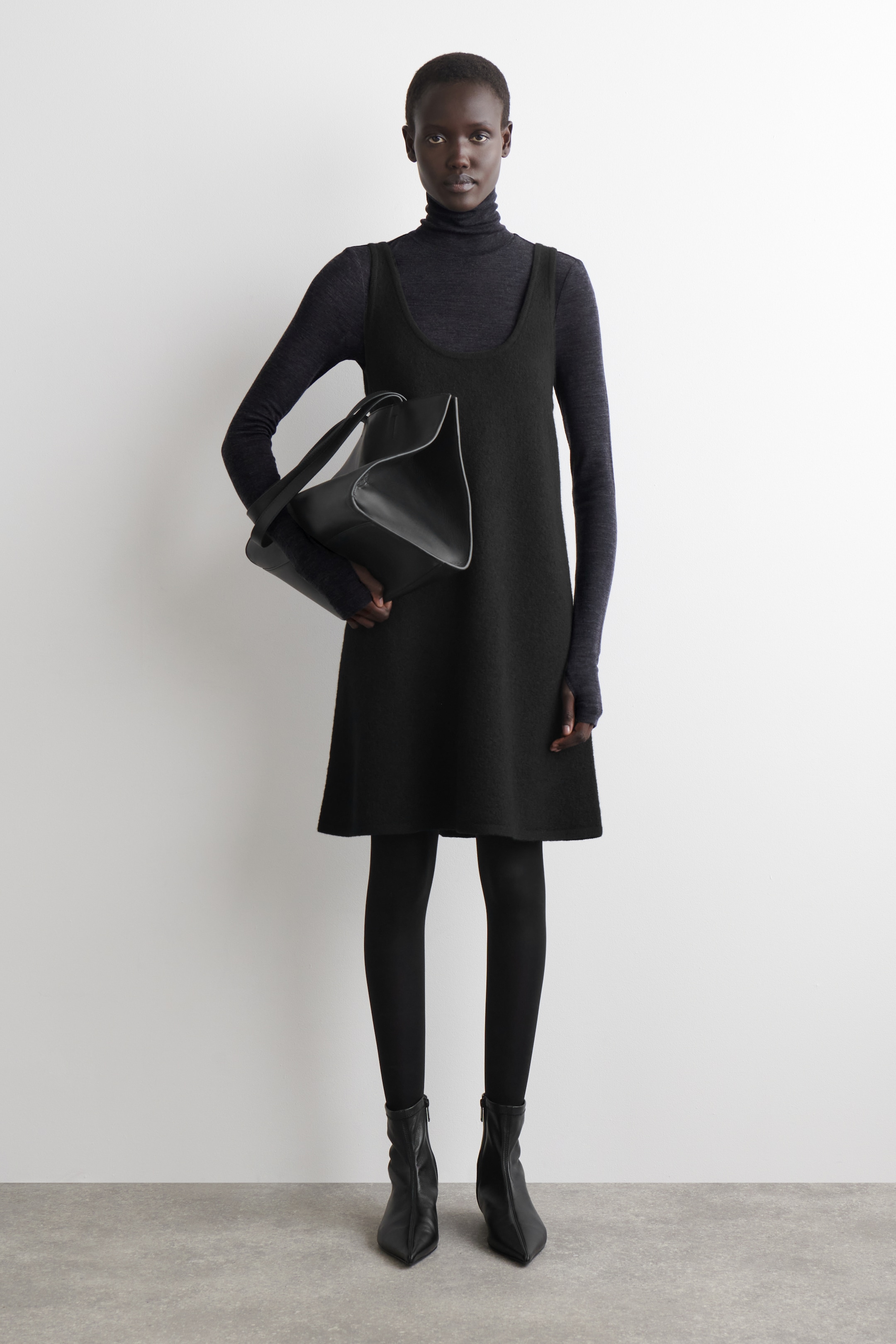 Zobrazit větší obrázek: MINI ŠATY Z VAŘENÉ VLNY ÁČKOVÉHO STŘIHU - ČERNÁ - ŽENY | H&M CZ 2