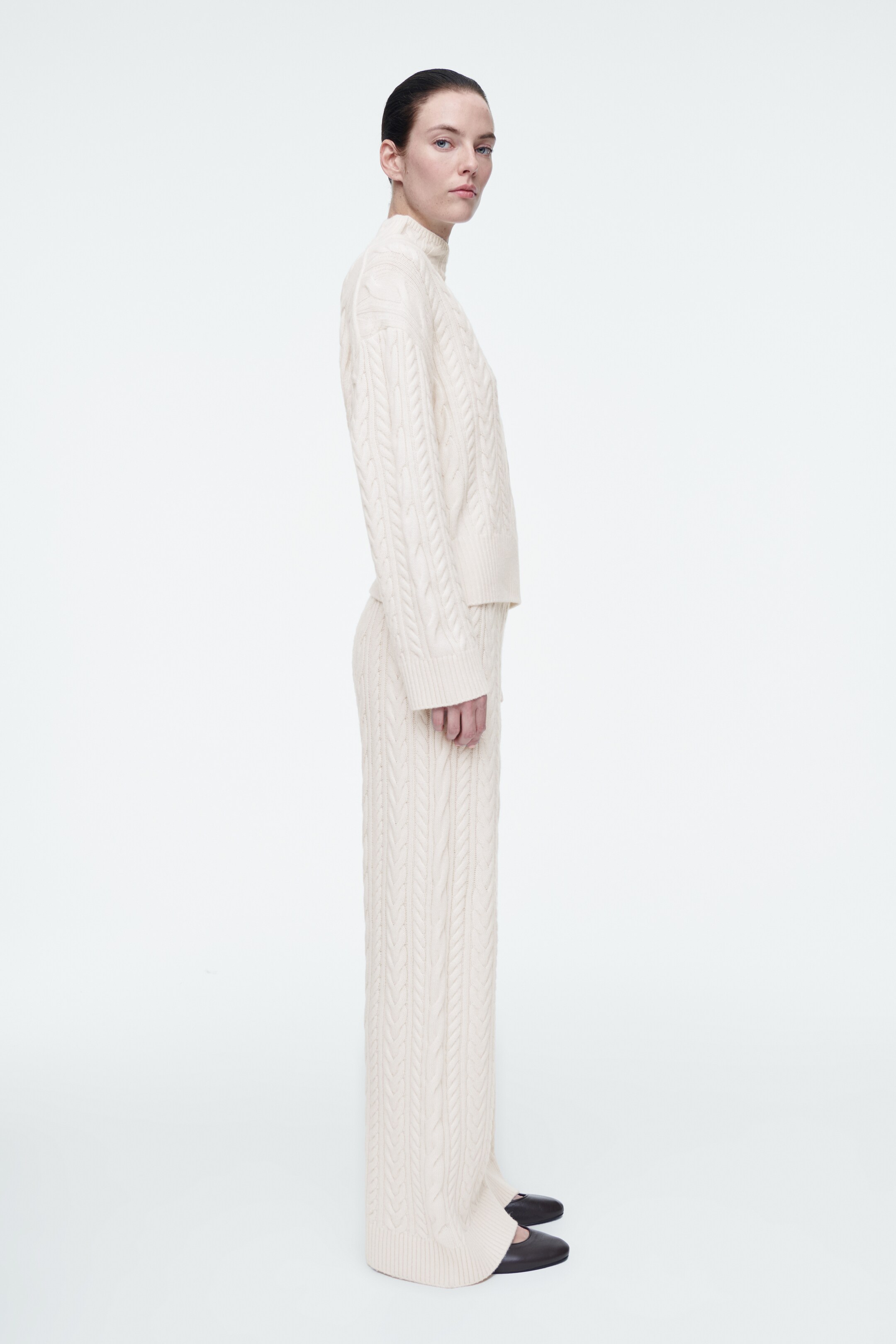 Visa större bild: KABELSTICKADE ULLBYXOR - GRÄDDVIT - DAM | H&M SE 2