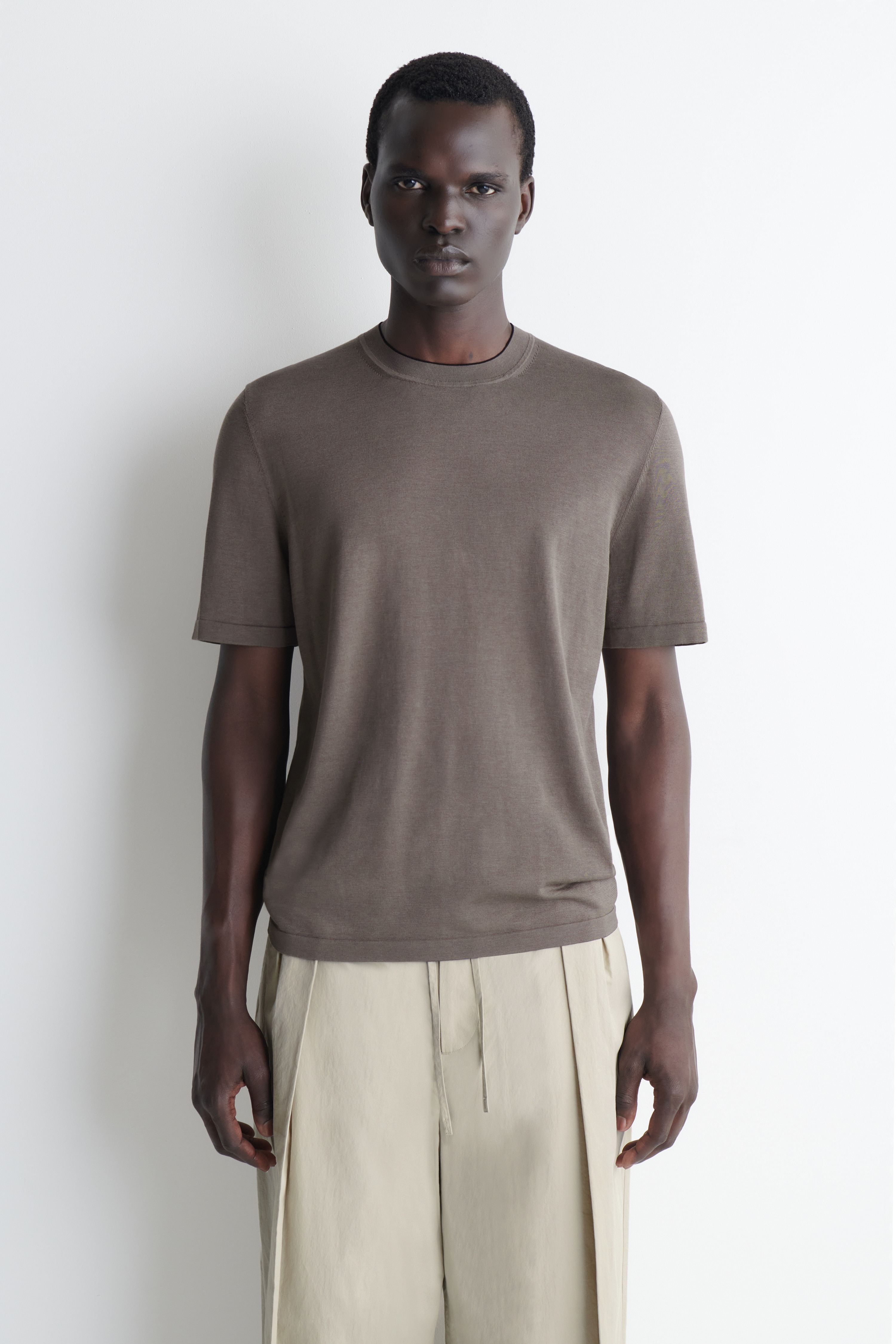 T-SHIRT MED KONTRASTKANT I SILKE OCH BOMULL - BEIGE/MARINBLÅ