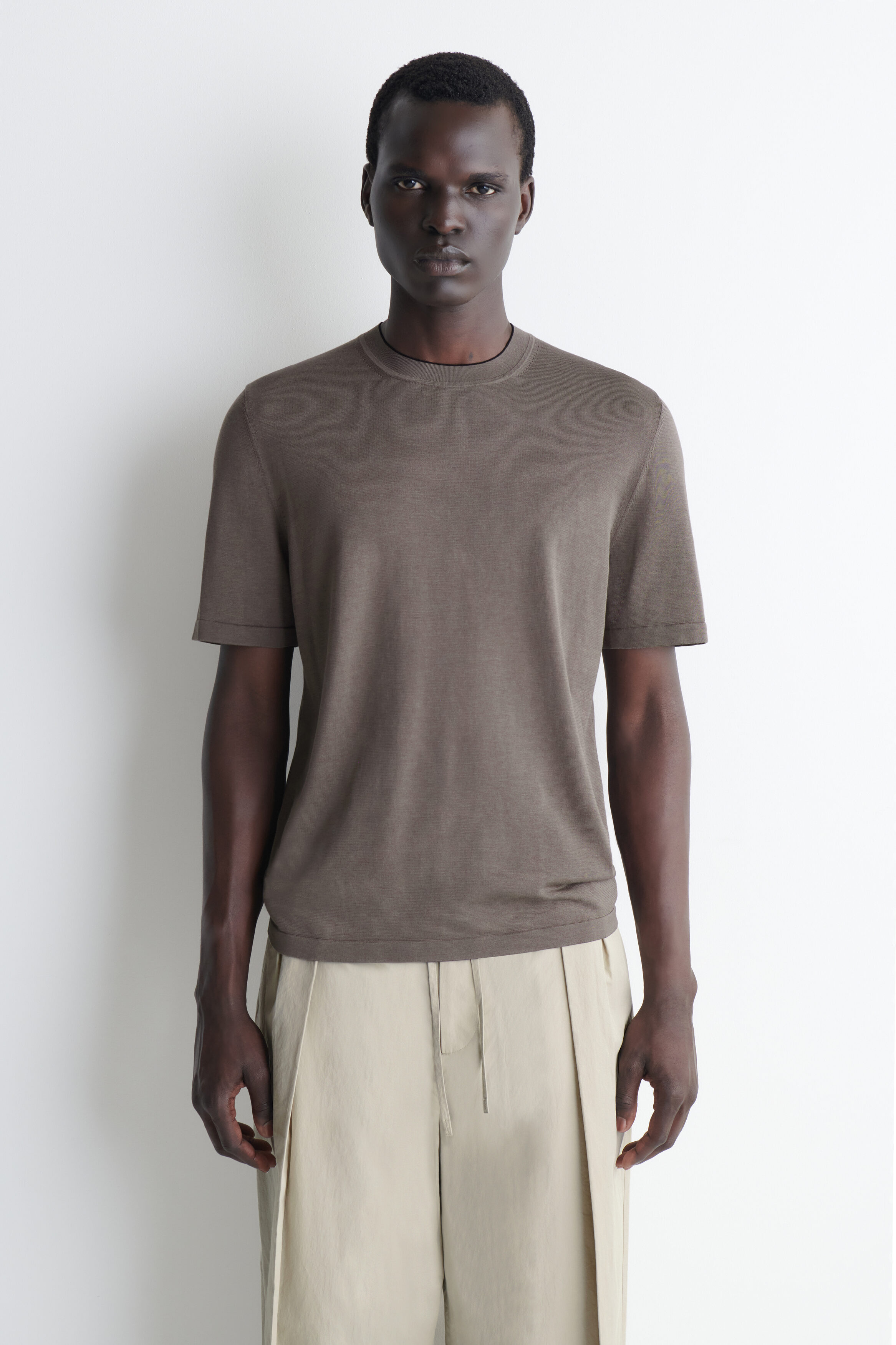 COS コントラストトリム シルクコットンTシャツ CONTRAST-TIPPED SILK-COTTON T-SHIRT - BEIGE | COS US