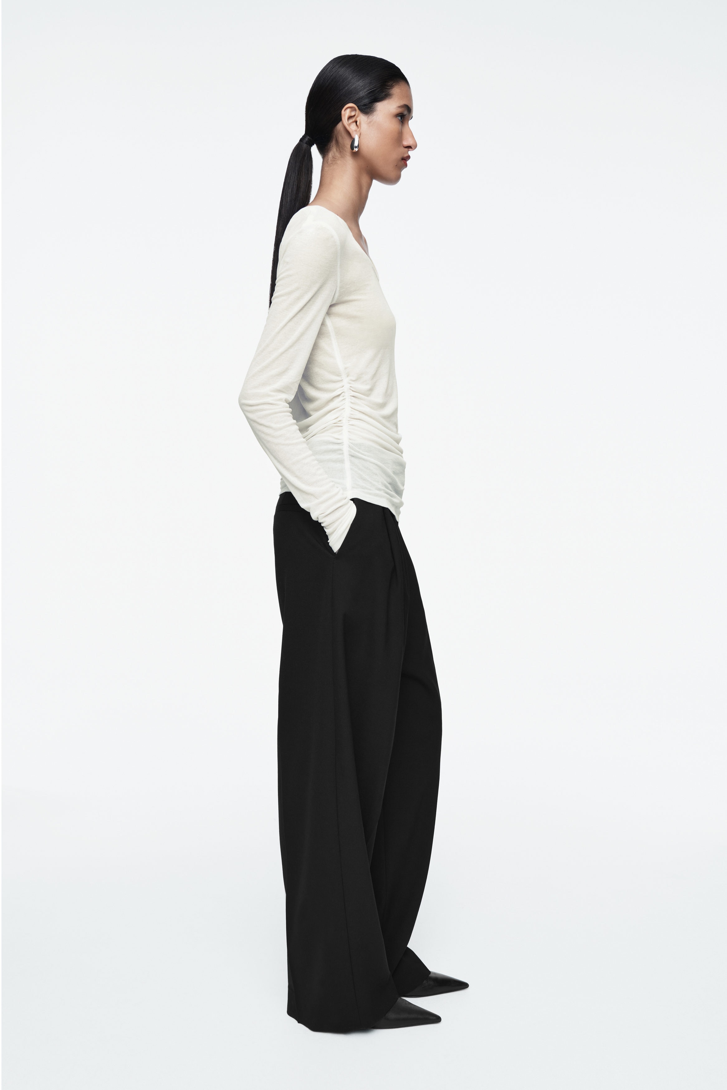 トップス THE OPEN PRODUCT RUCHED LONG SLEEVE TOP THE OPEN PRODUCT /ザオープンプロダクト/ RUCHED LONG SLEEVE