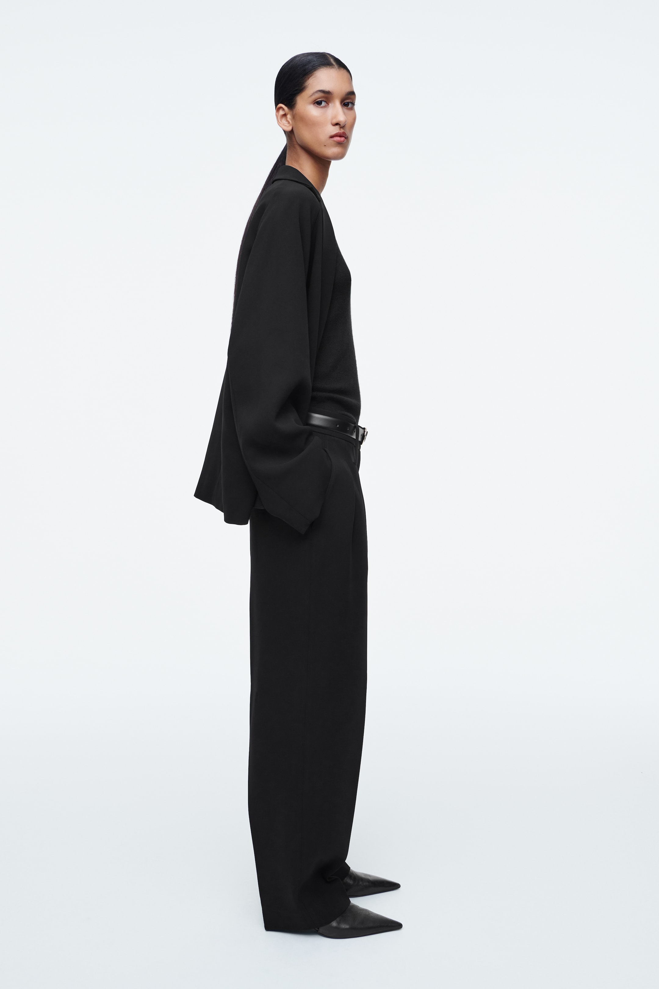 Vezi imaginea mai mare: PANTALONI FLUIDI TAILORAȚI CU PICIOR DREPT - NEGRU - FEMEI | H&M RO 5