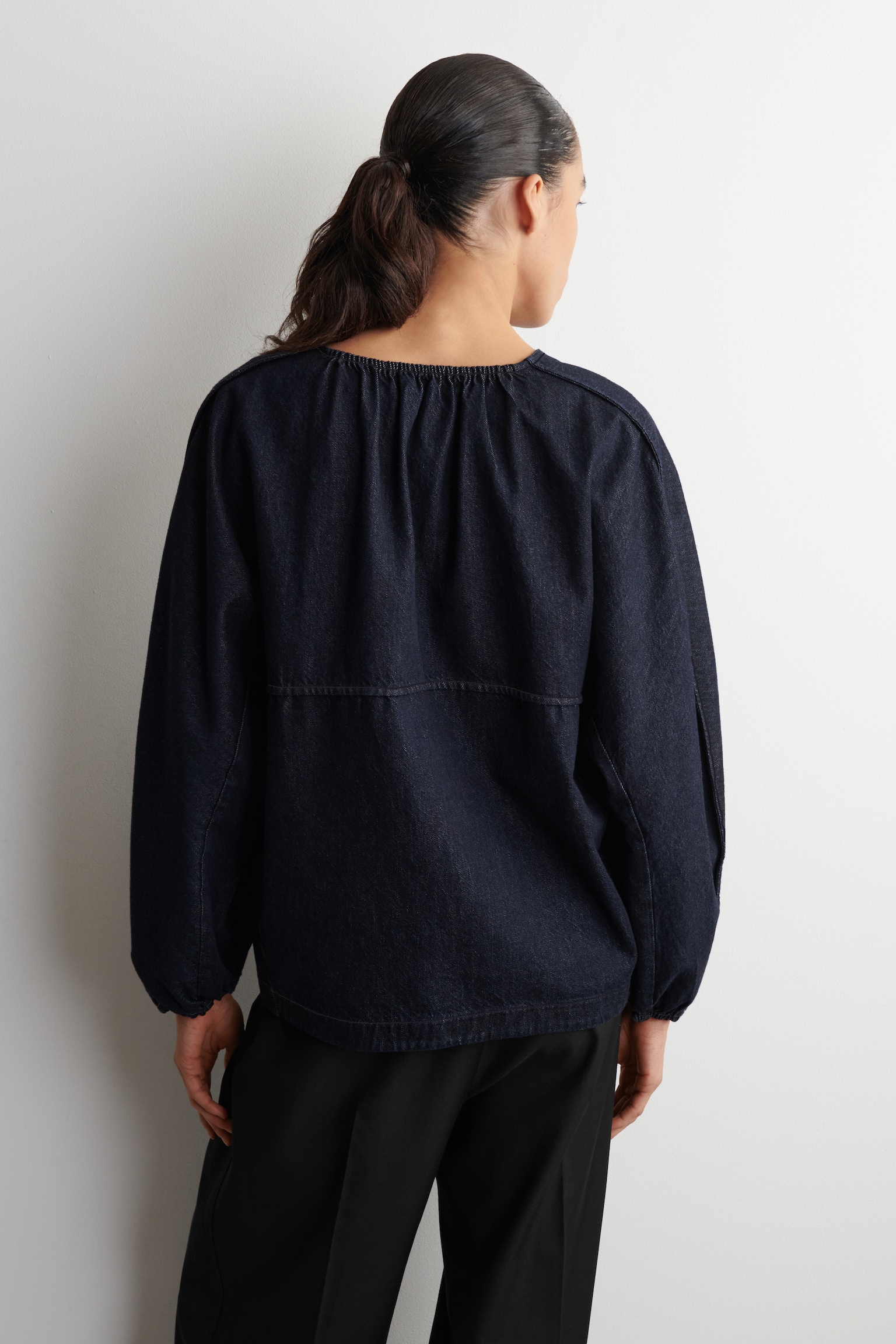 TOP IN DENIM DALLA LINEA ARROTONDATA - INDACO - 5