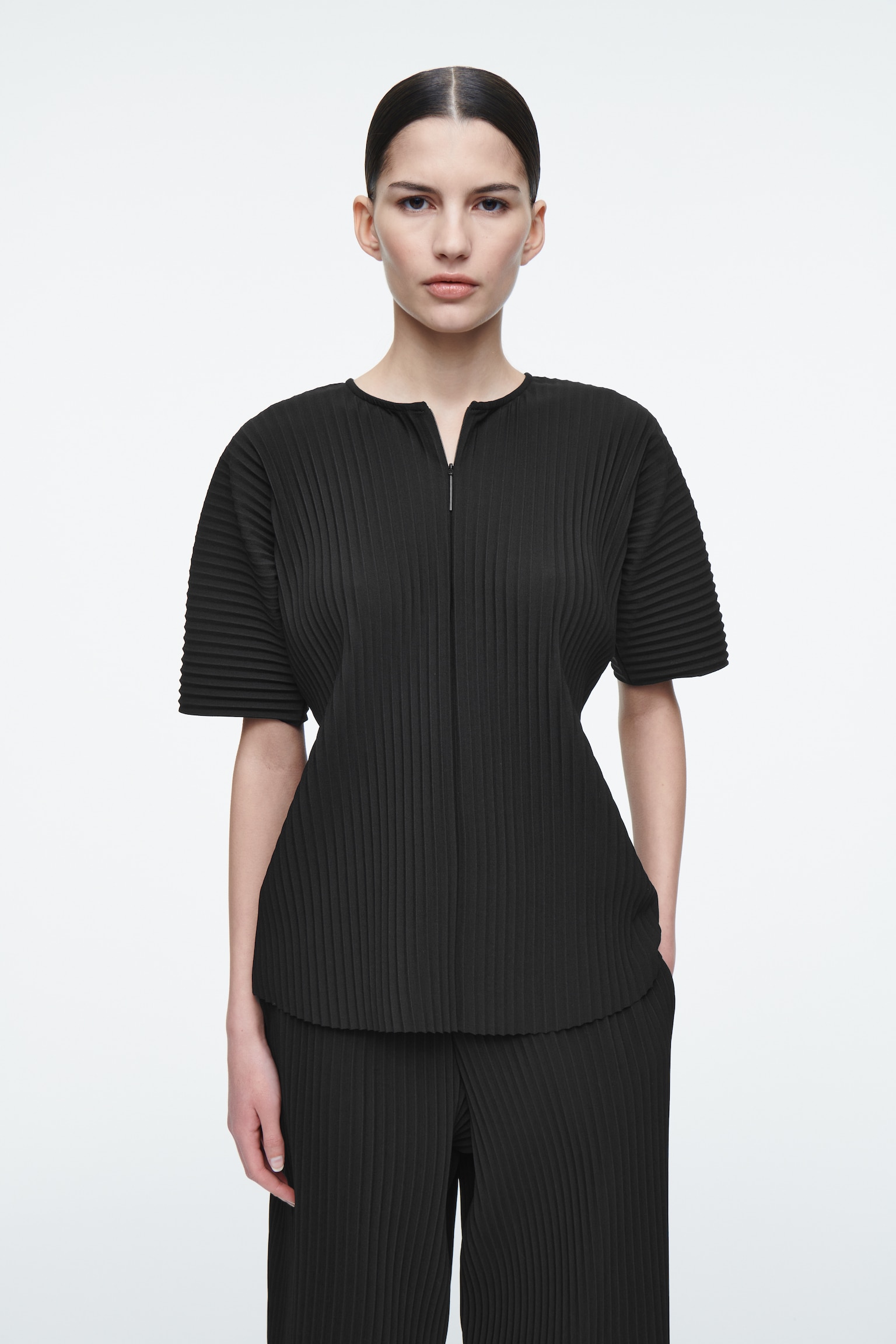 PLISSÉ TOP - BLACK