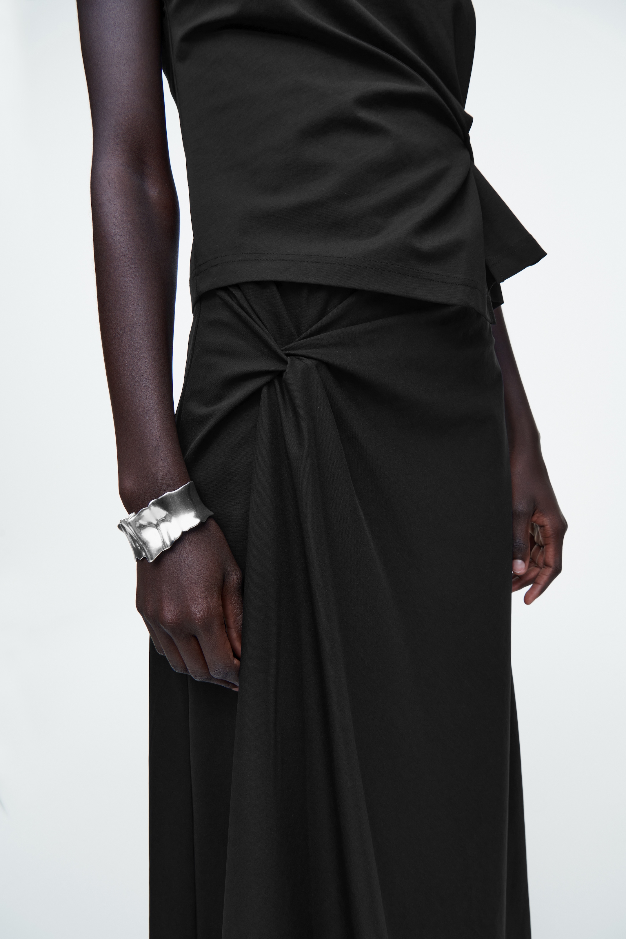 Grotere afbeelding bekijken: TWIST-DETAIL MIDI ROK - ZWART - DAMES | H&M BE 2