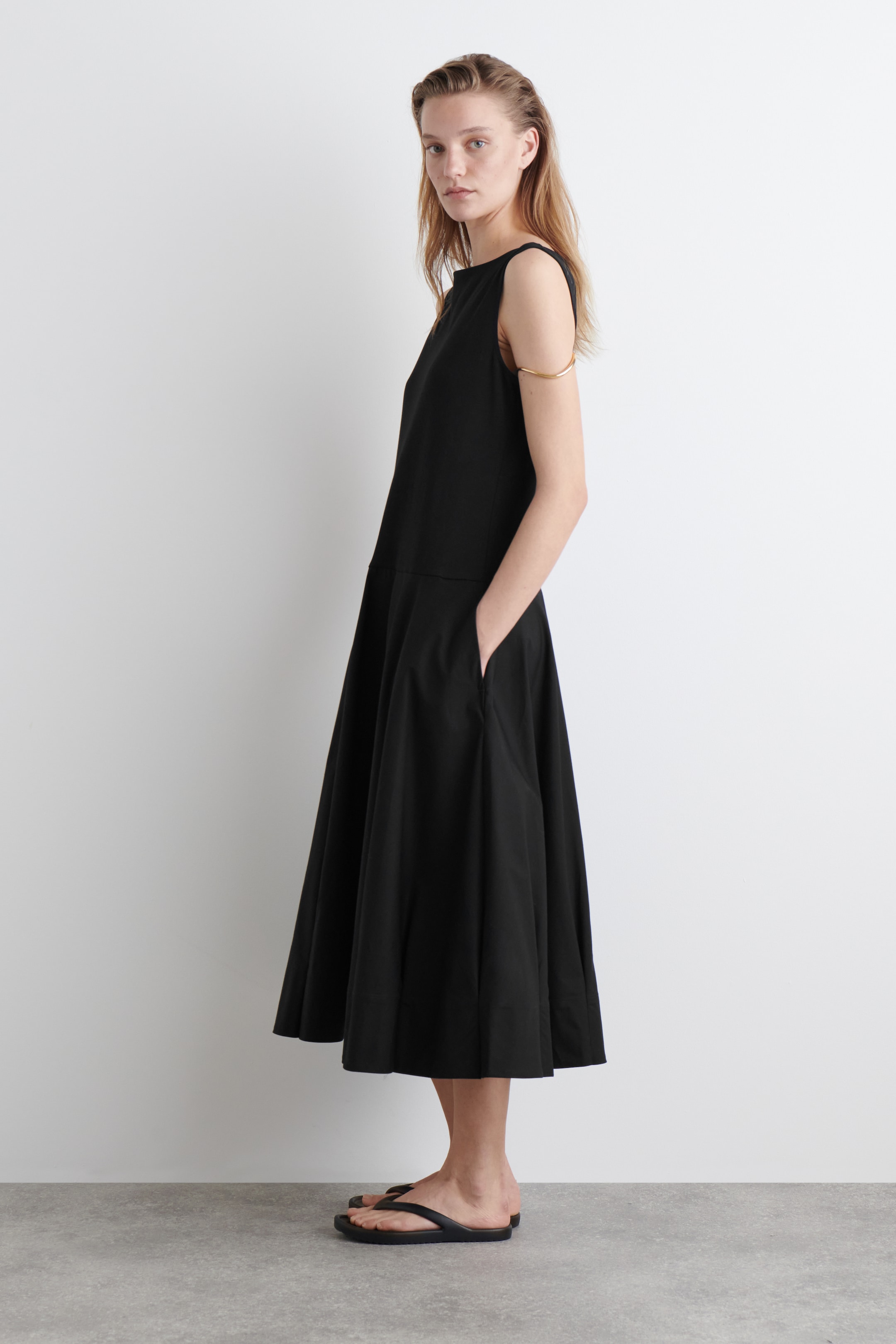 Ver imagen más grande: VESTIDO EVASÉ DE ALGODÓN CON CUELLO BARCO - NEGRO - MUJER | H&M ES 3