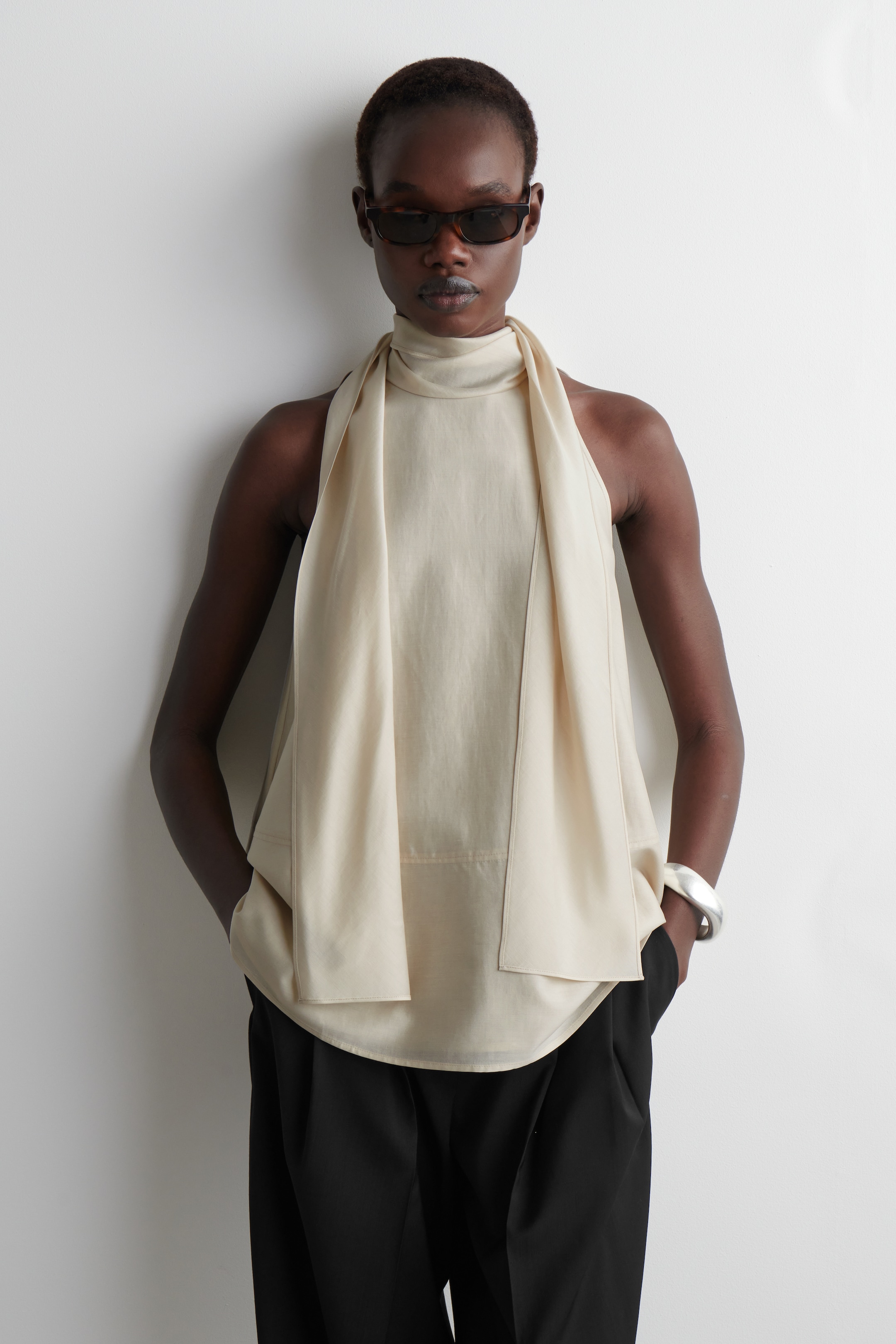 Visa större bild: DRAPERAD HALTERNECK-TOPP - BEIGE - DAM | H&M SE 2