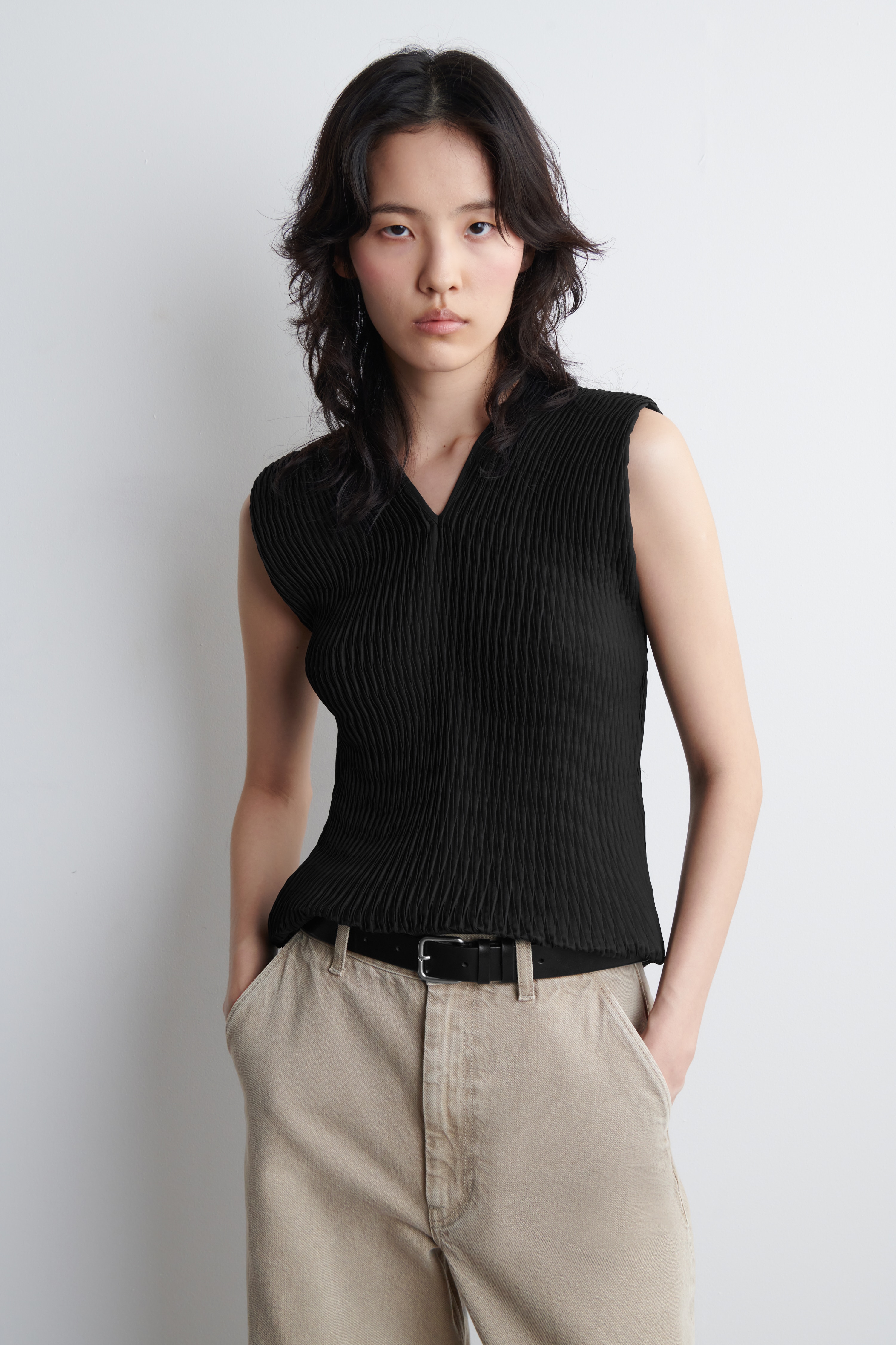 PLISOVANÝ TOP S V-VÝSTRIHOM - Čierna