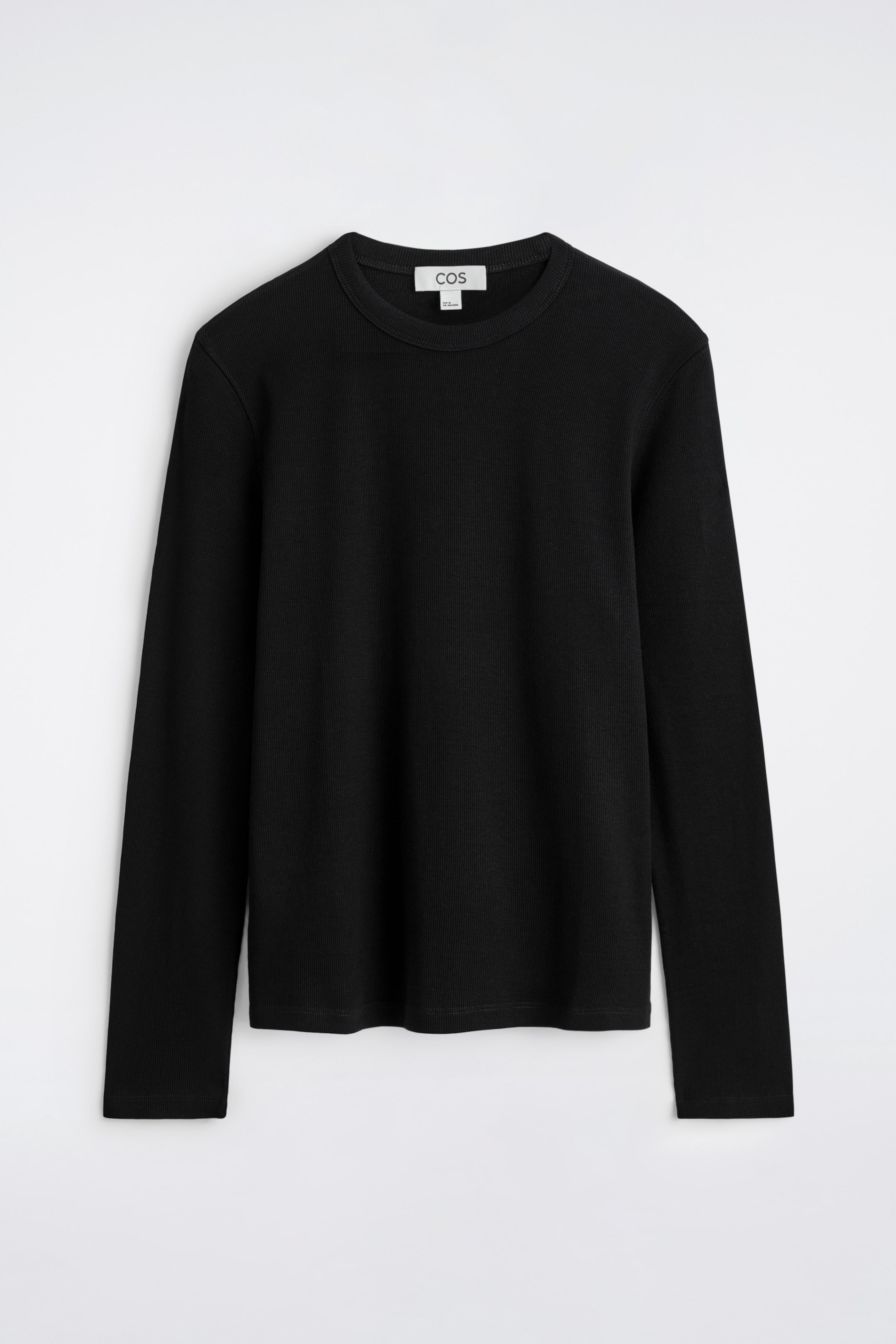 Ingrandisci l'immagine: Una T-shirt nera a maniche lunghe è presentata frontalmente, caratterizzata da una texture finemente a coste su tutto il corpo e le maniche. Ha un collo rotondo e un orlo dritto, mostrando una vestibilità aderente.