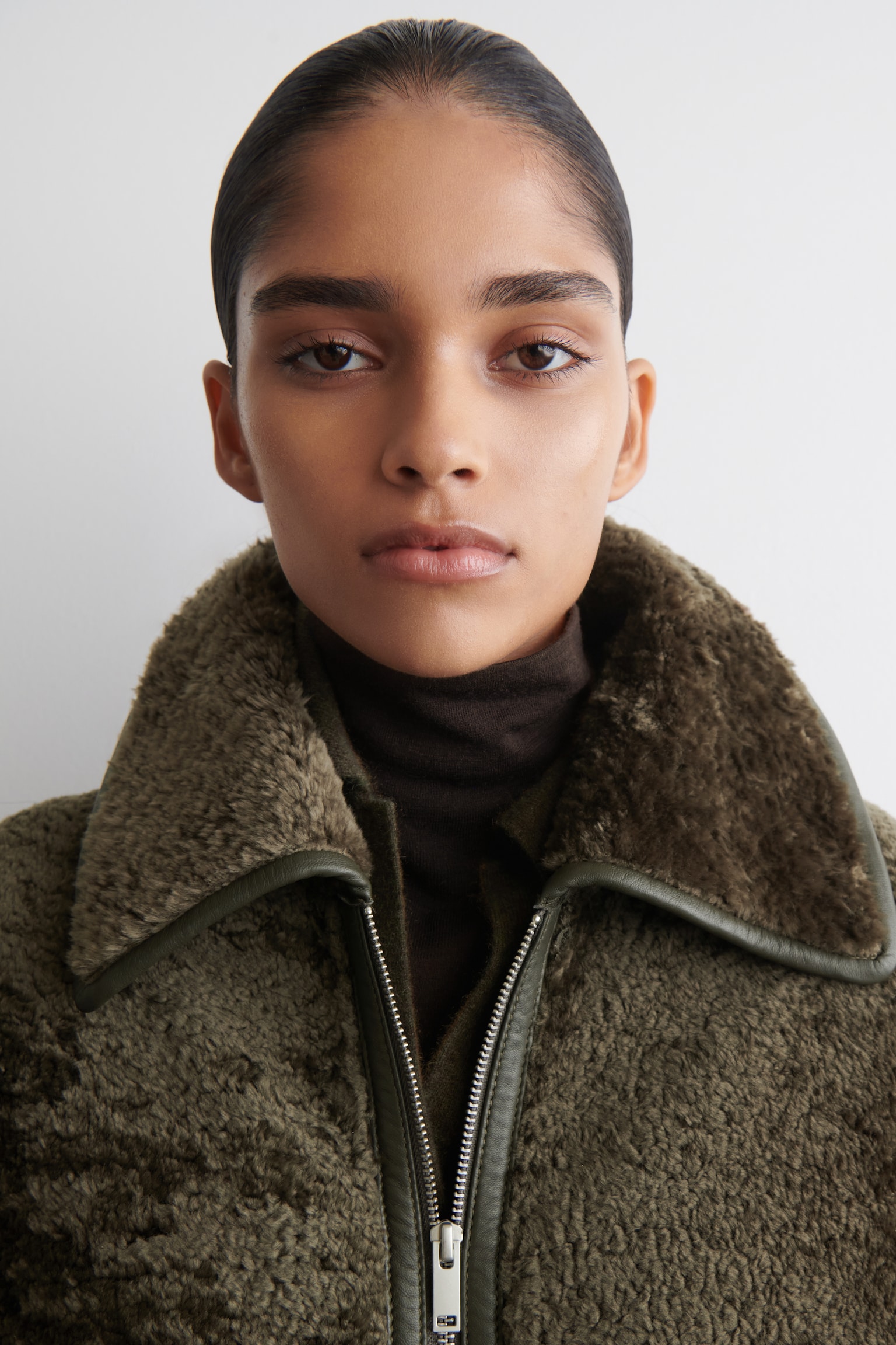 LEATHER-BONDED SHEARLING LONG COAT - KHAKI - 7