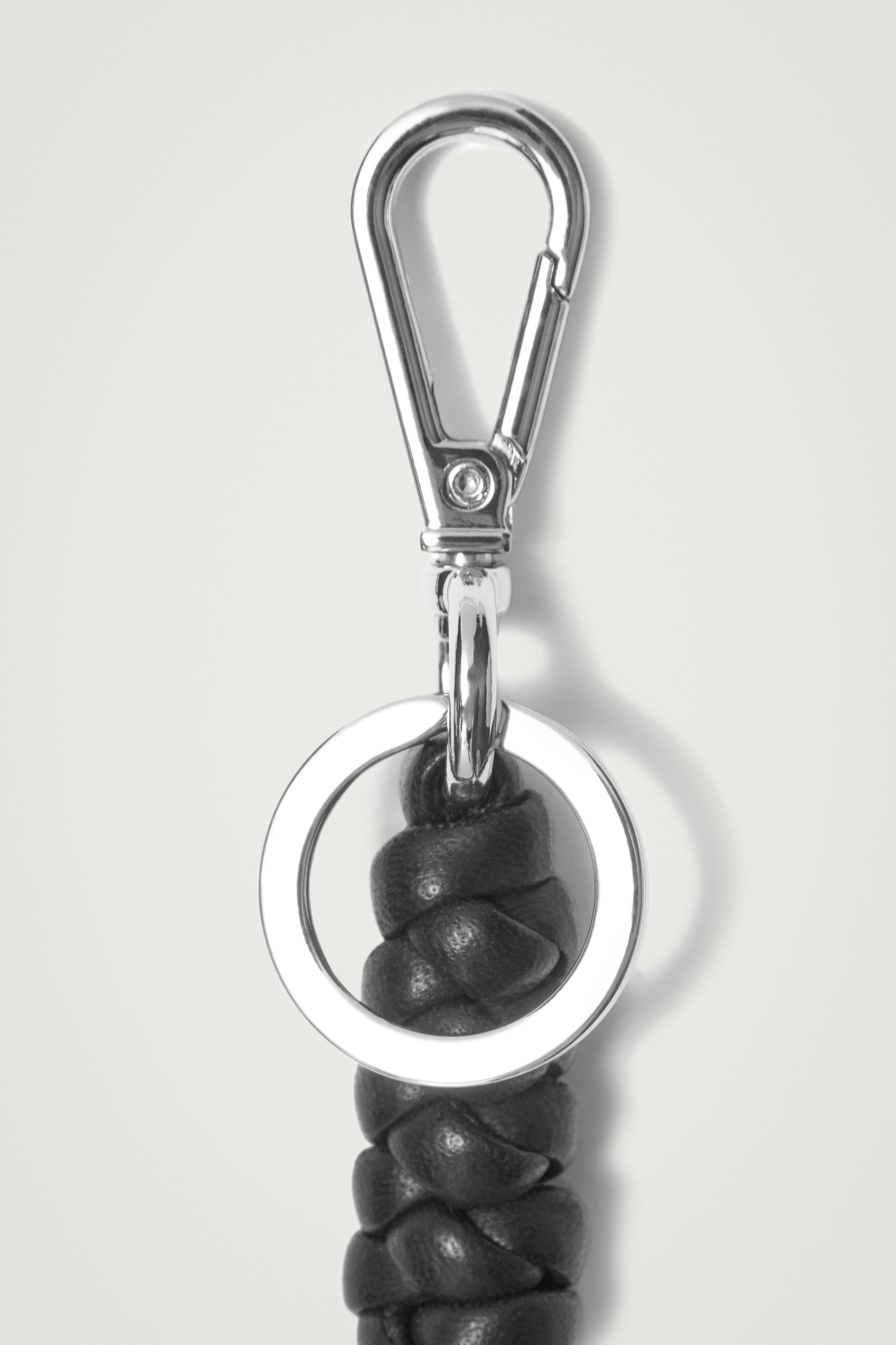 SEA Leather key Ring キーリング　黒 LEATHER KEYRING - BLACK | COS