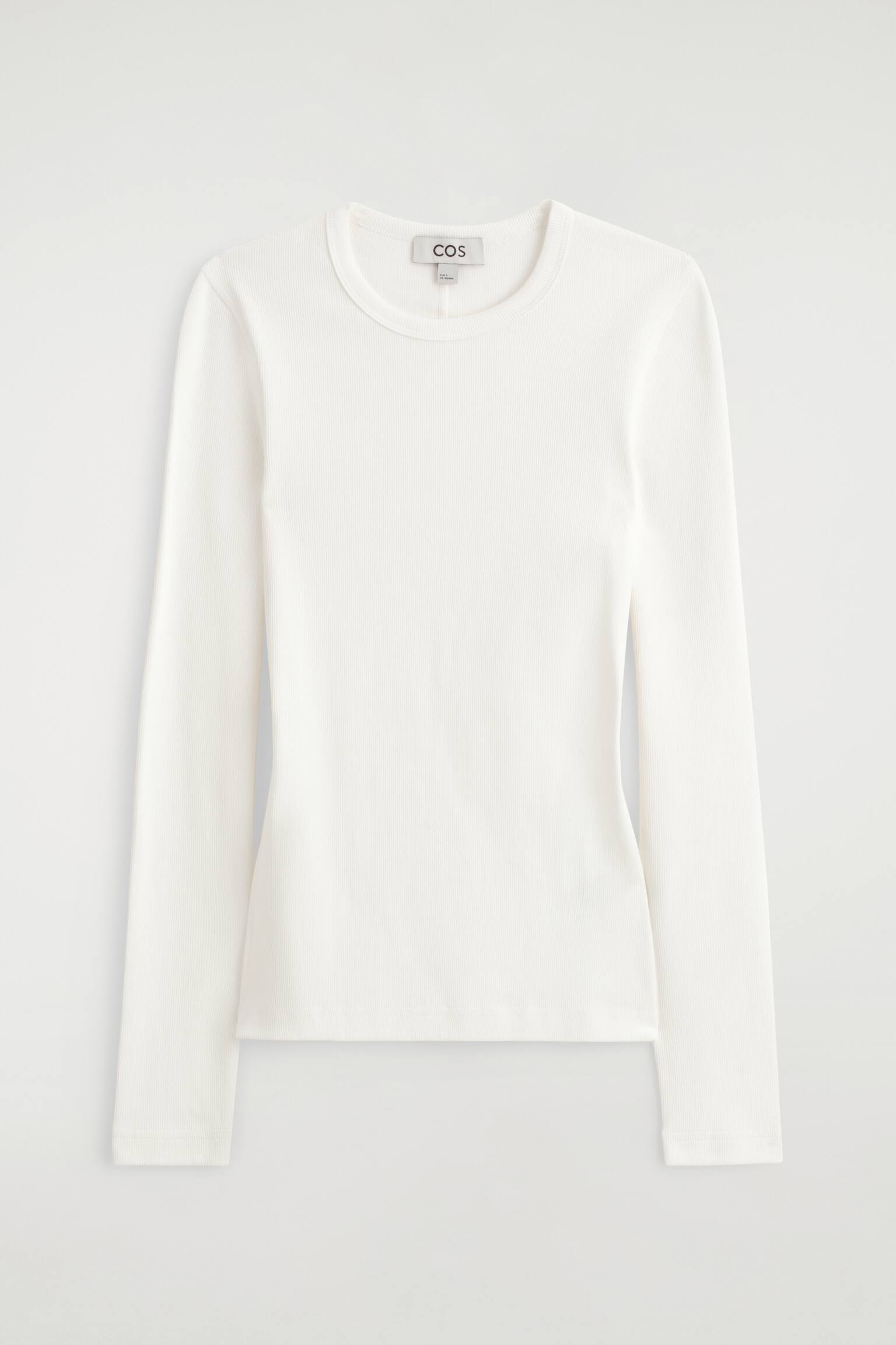 Ce haut blanc Ã  manches longues est prÃ©sentÃ© de face, avec une texture en maille cÃ´telÃ©e fine et un col rond classique. Cette piÃ¨ce ajustÃ©e affiche de longues manches droites et un ourlet droit et net. - 1
