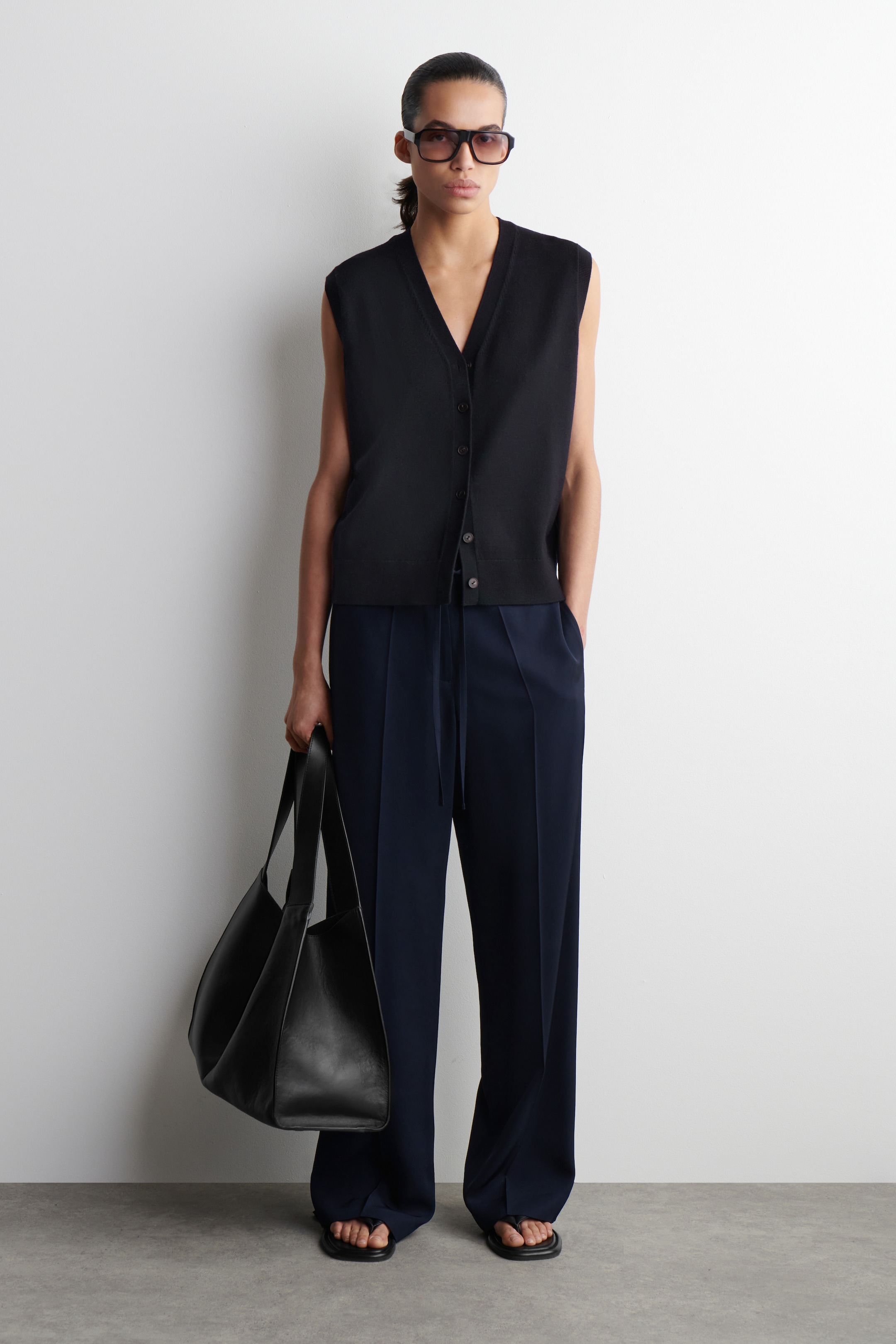 Größeres Bild ansehen: WESTE AUS MERINOWOLLE MIT V-AUSSCHNITT - NAVYBLAU - Ladies | H&M DE 2