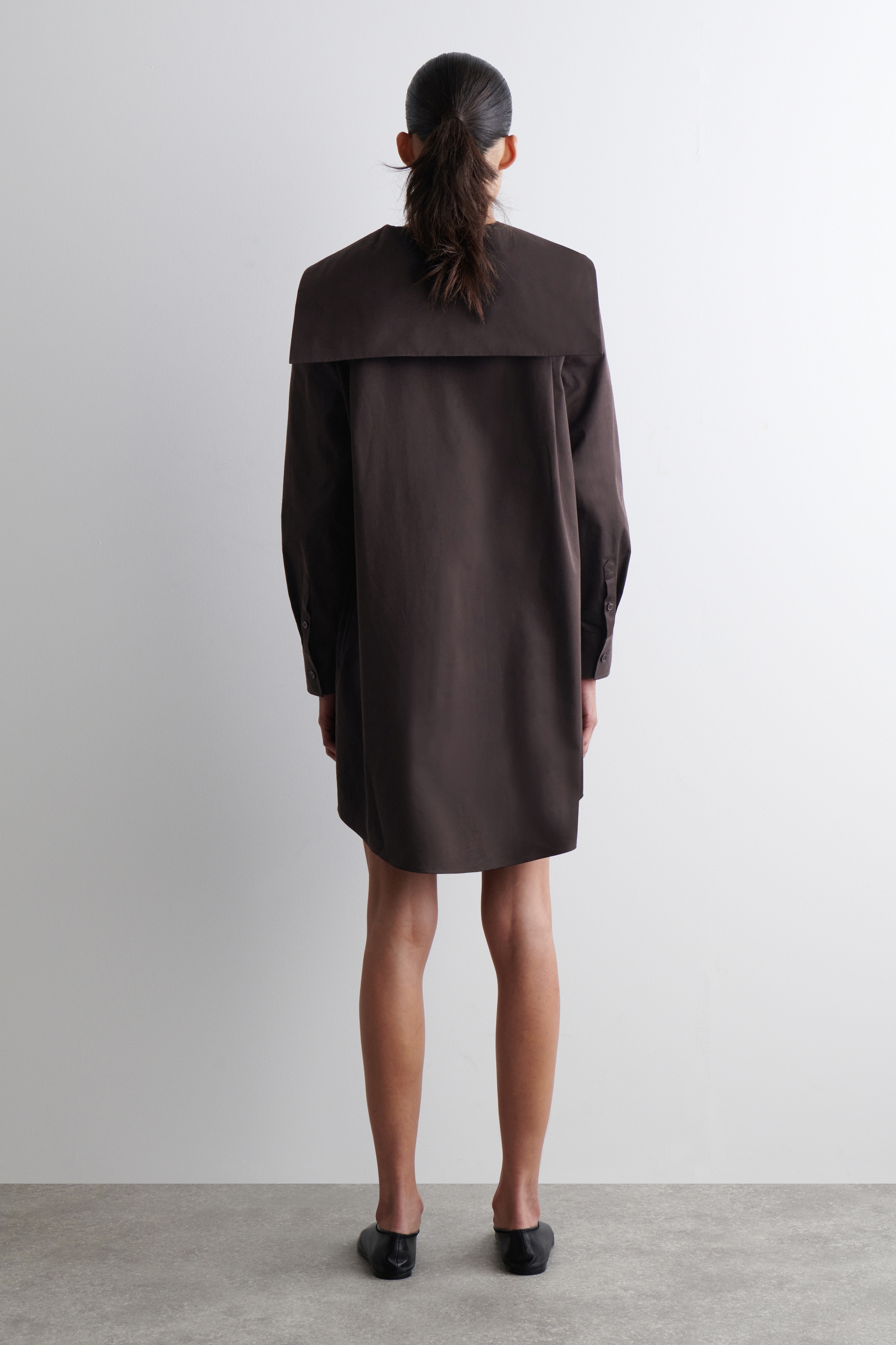 Ingrandisci l'immagine: SAILOR-COLLAR COTTON MINI DRESS - DARK BROWN - DONNA | H&M CH 5