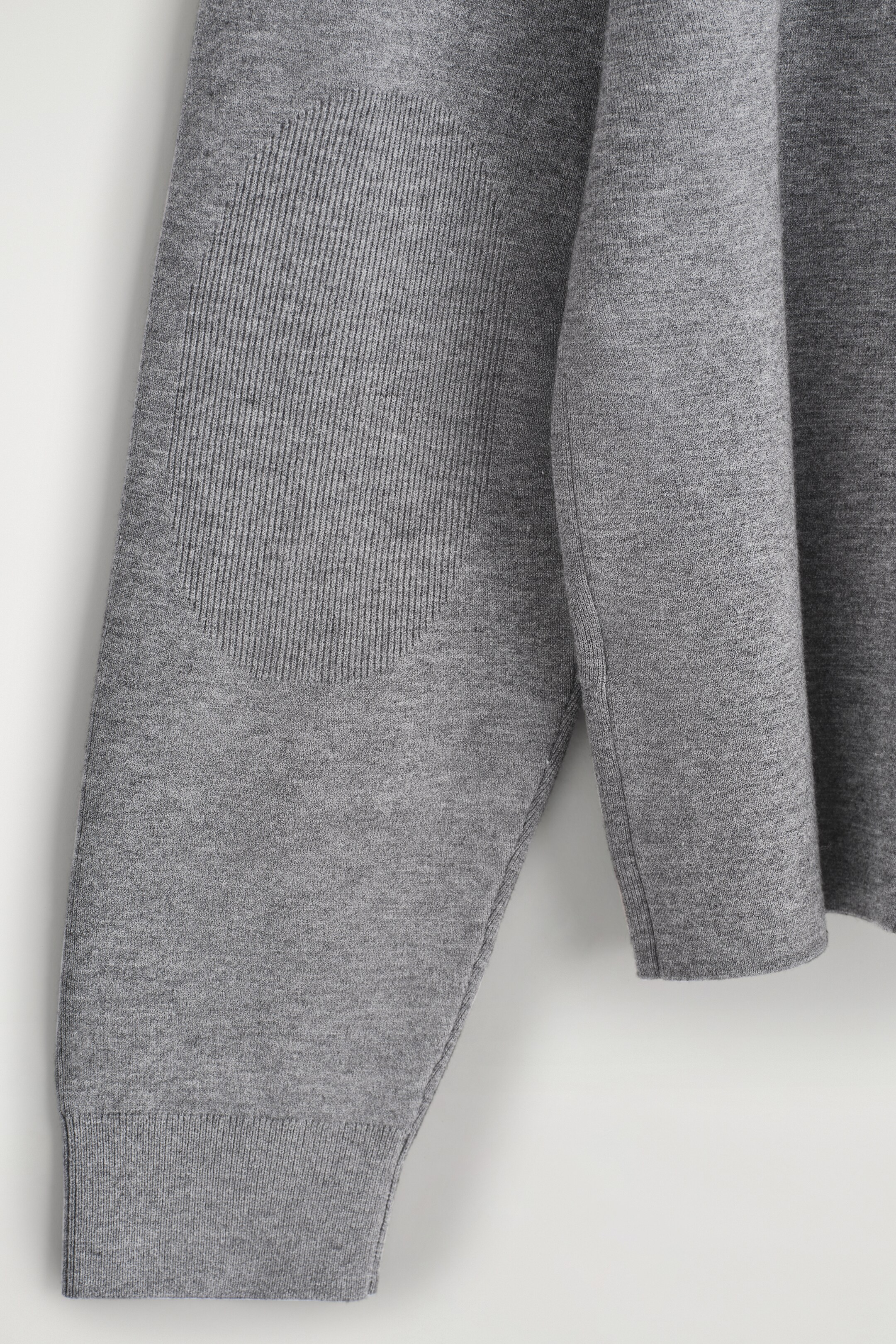 Visa större bild: DUBBELSIDIG STICKAD KOFTA - GRÅMELERAD - HERR | H&M SE 7