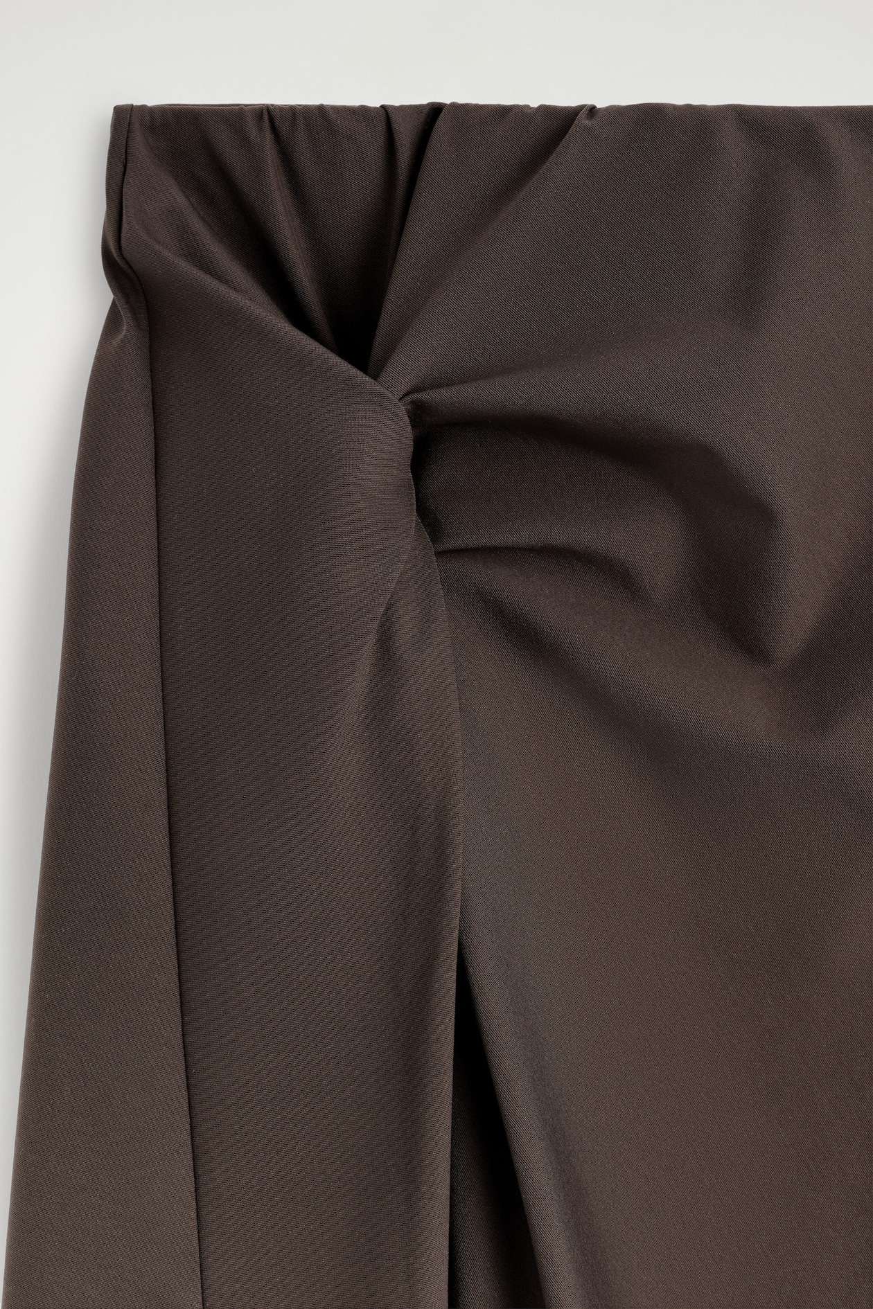 TWIST-DETAIL JERSEY MIDI SKIRT — BROWN