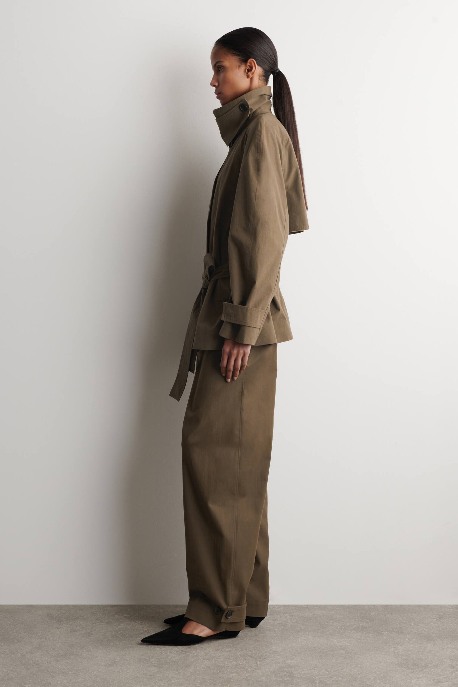 KURZER TRENCHCOAT AUS BAUMWOLLE MIT GÜRTEL - BRAUN - 3