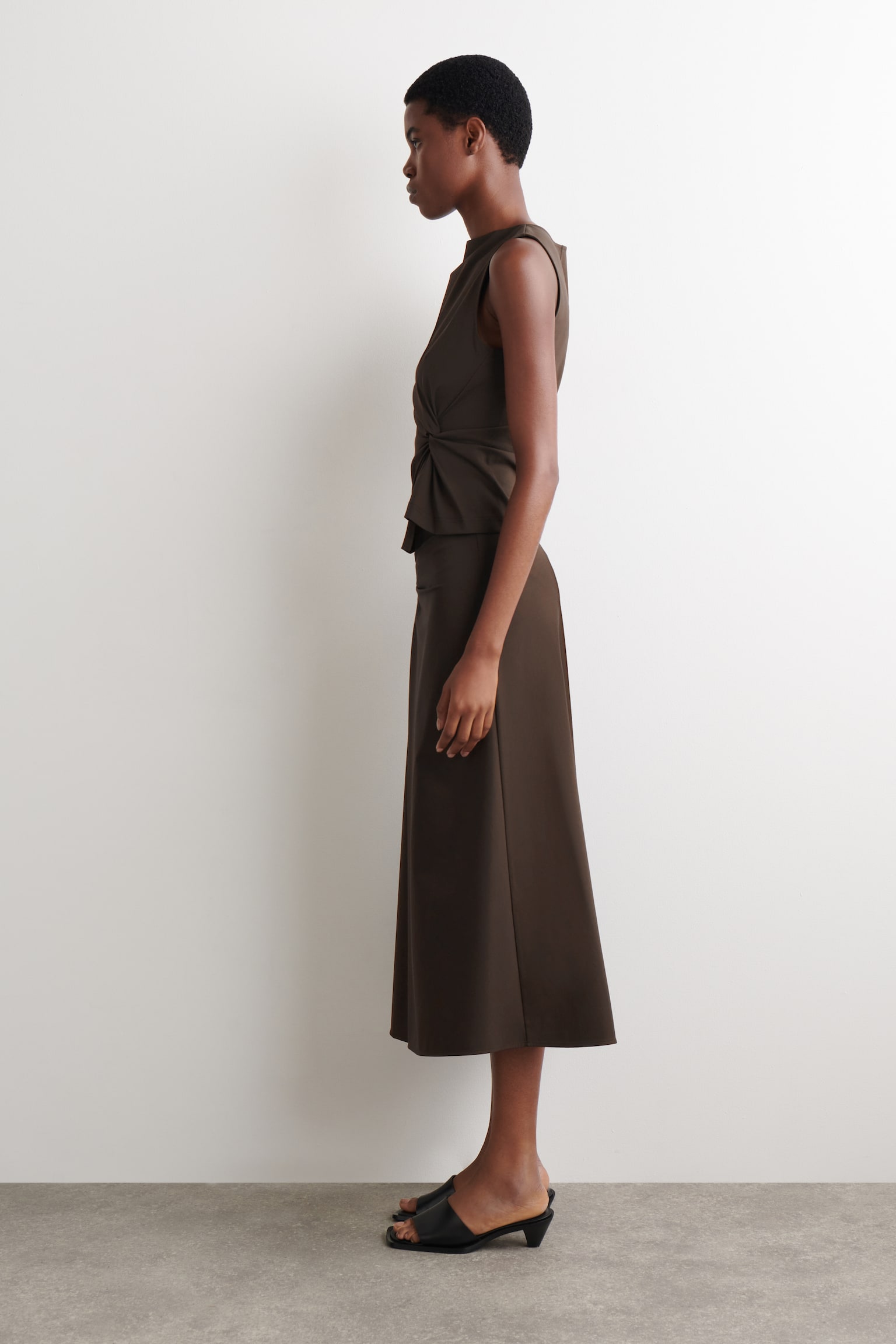 TWIST-DETAIL JERSEY MIDI SKIRT - חום/כחול כהה - 6
