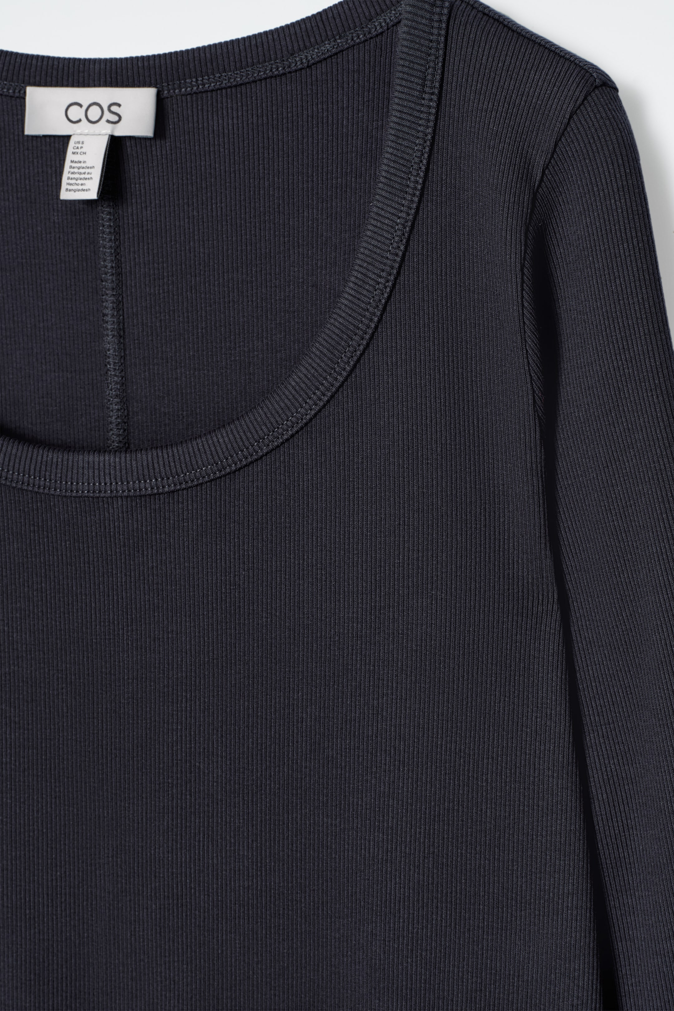 Visa större bild: FIGURNÄRA MIDIKLÄNNING I RIBBAD JERSEY - MARINBLÅ - DAM | H&M SE 6