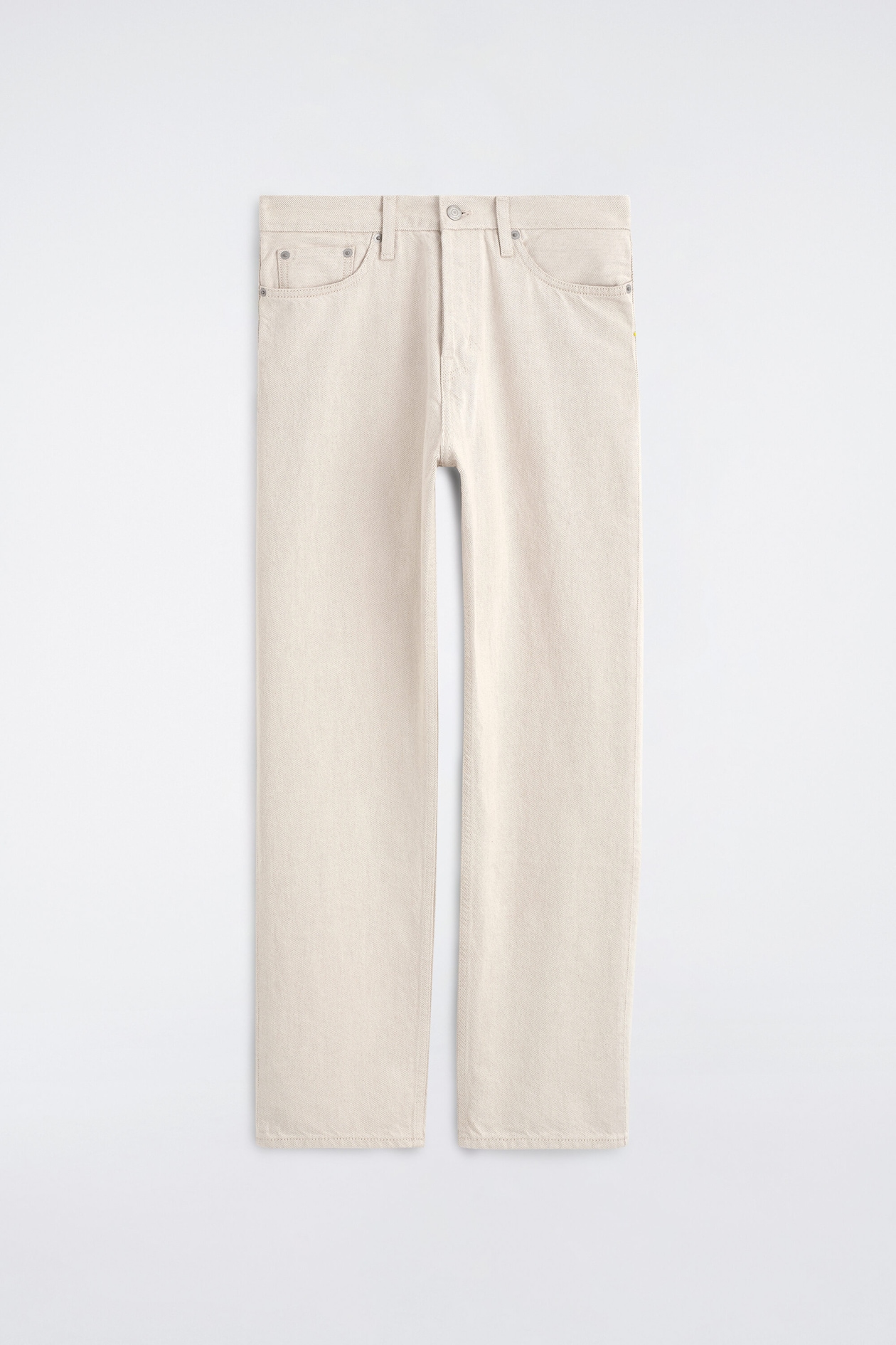 Ein Paar ecrufarbene Straight-Leg-Jeans ist von vorne zu sehen und zeigt eine klassische Five-Pocket-Konstruktion, Gürtelschlaufen und einen mittigen Knopfverschluss. Das Design betont eine klare, strukturierte Silhouette mit gerade geschnittenen Beinen.