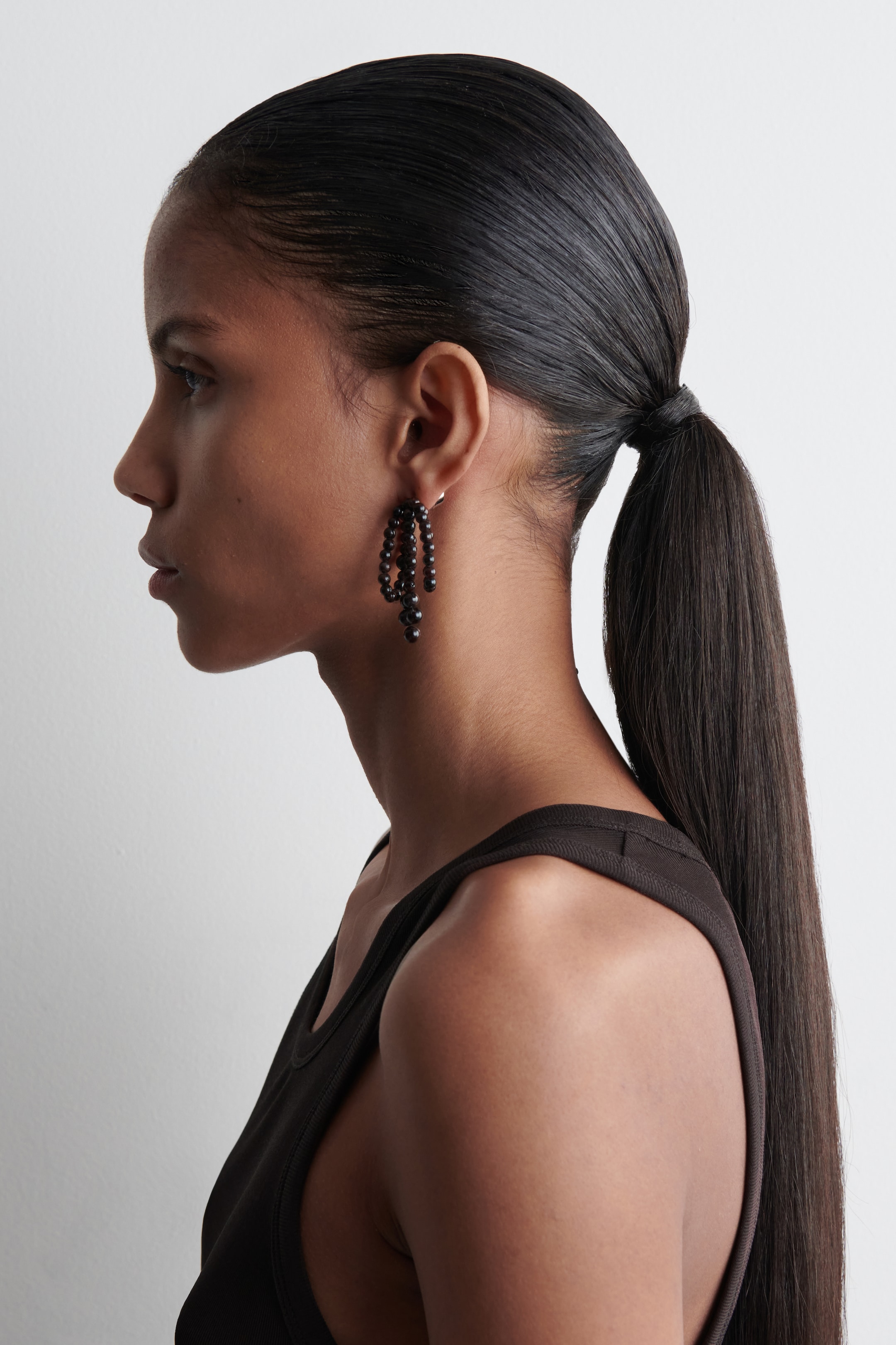 Grösseres Bild ansehen: SCHLEIFEN-OHRRINGE AUS GRANAT - DUNKELBRAUN - DAMEN | H&M CH 2