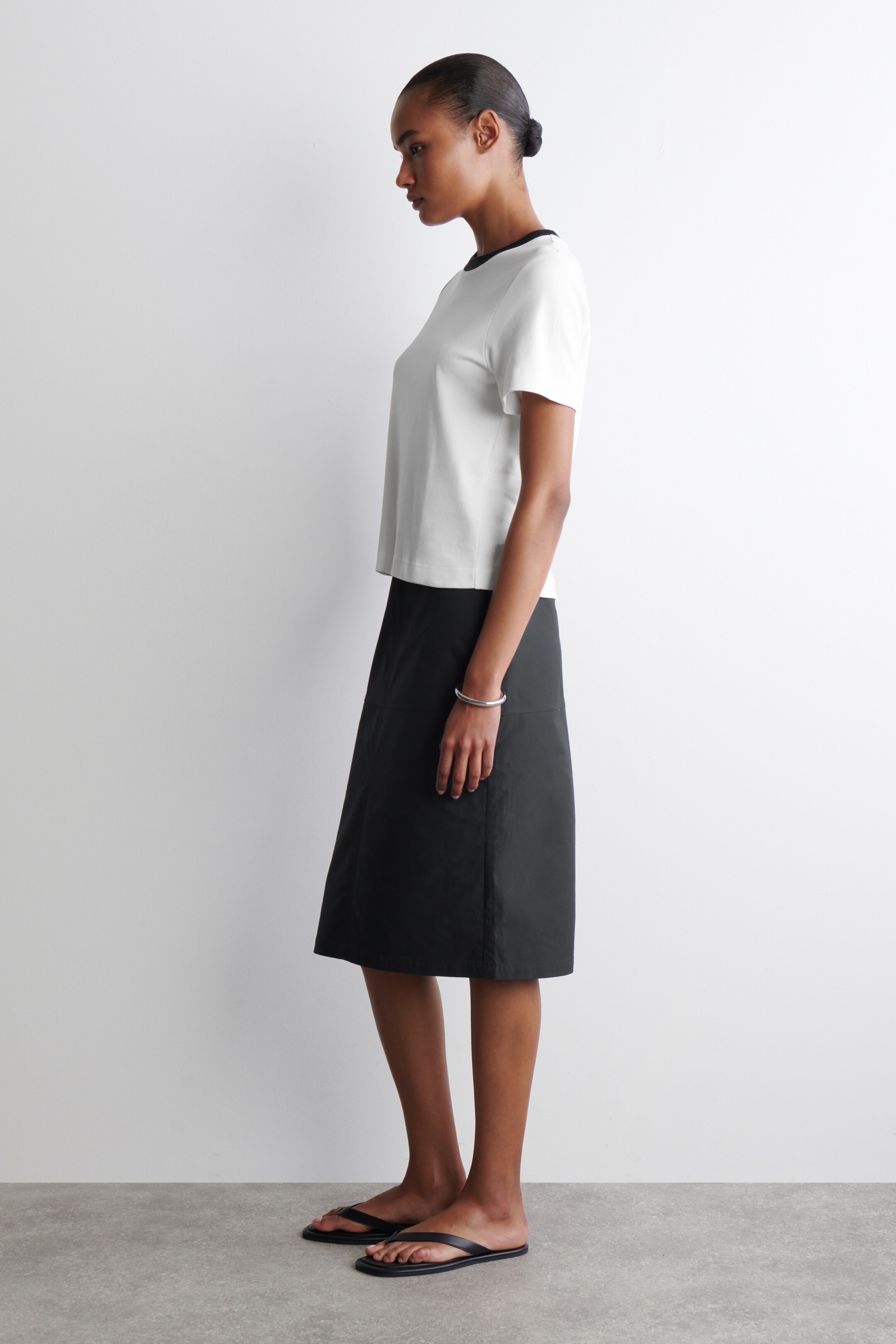 Größeres Bild ansehen: SCHLICHTES T-SHIRT MIT NORMALER PASSFORM - WEISS/SCHWARZ - Ladies | H&M DE 3