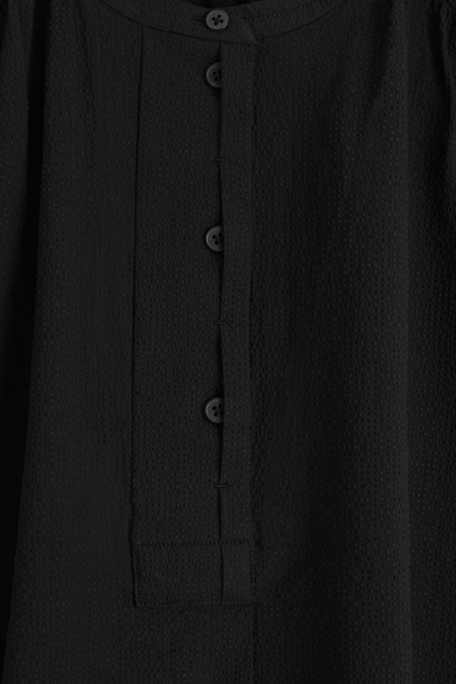 BLUSA FRUNCIDA CON CUELLO MAO - NEGRO - 6