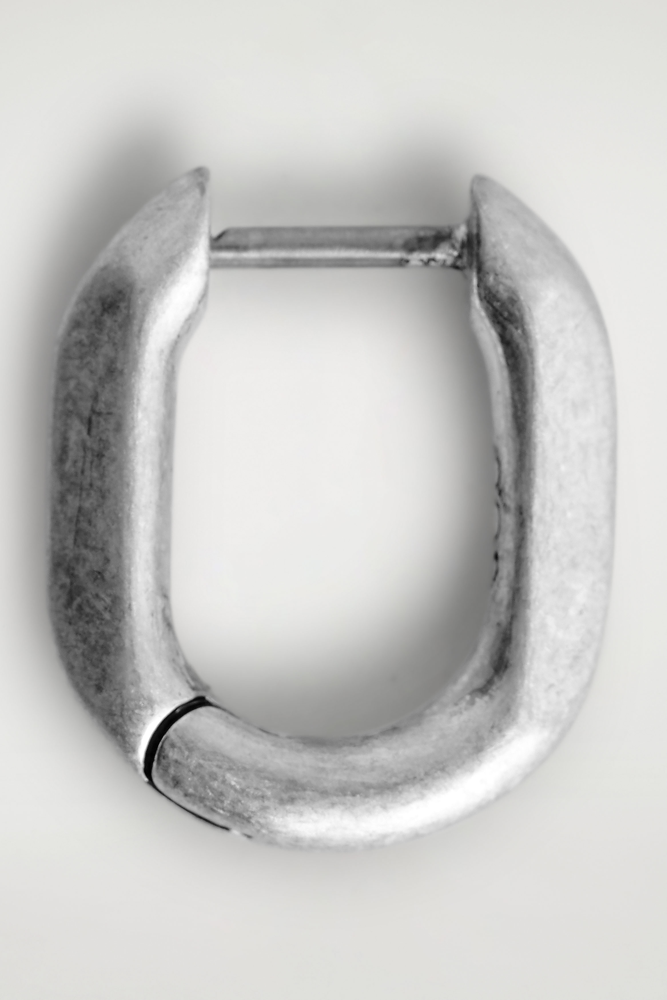 FACETED HUGGIE HOOP EARRINGS - SILVER | COS