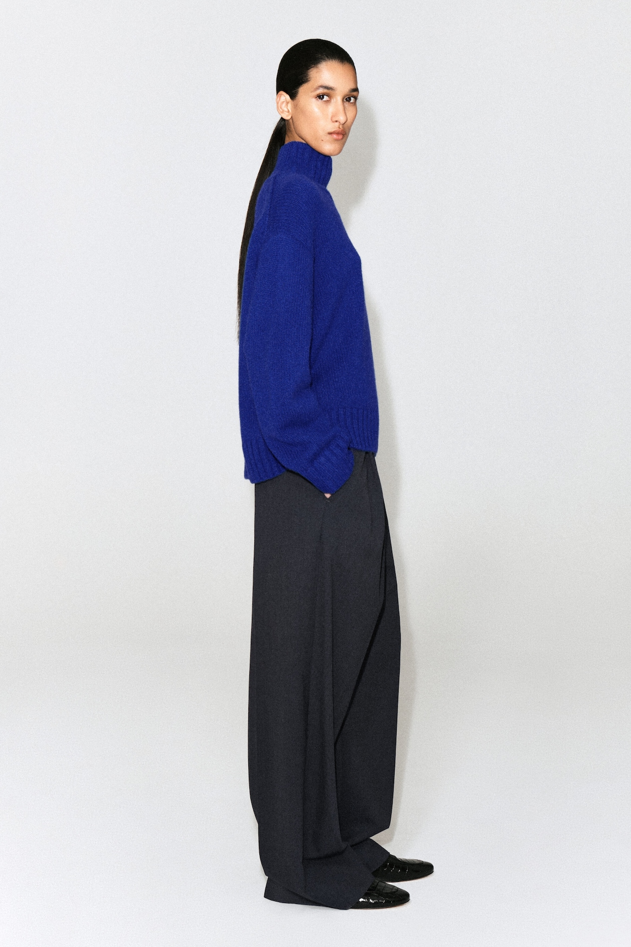 CHUNKY PURE CASHMERE MOCK-NECK SWEATER — COBALT BLUE