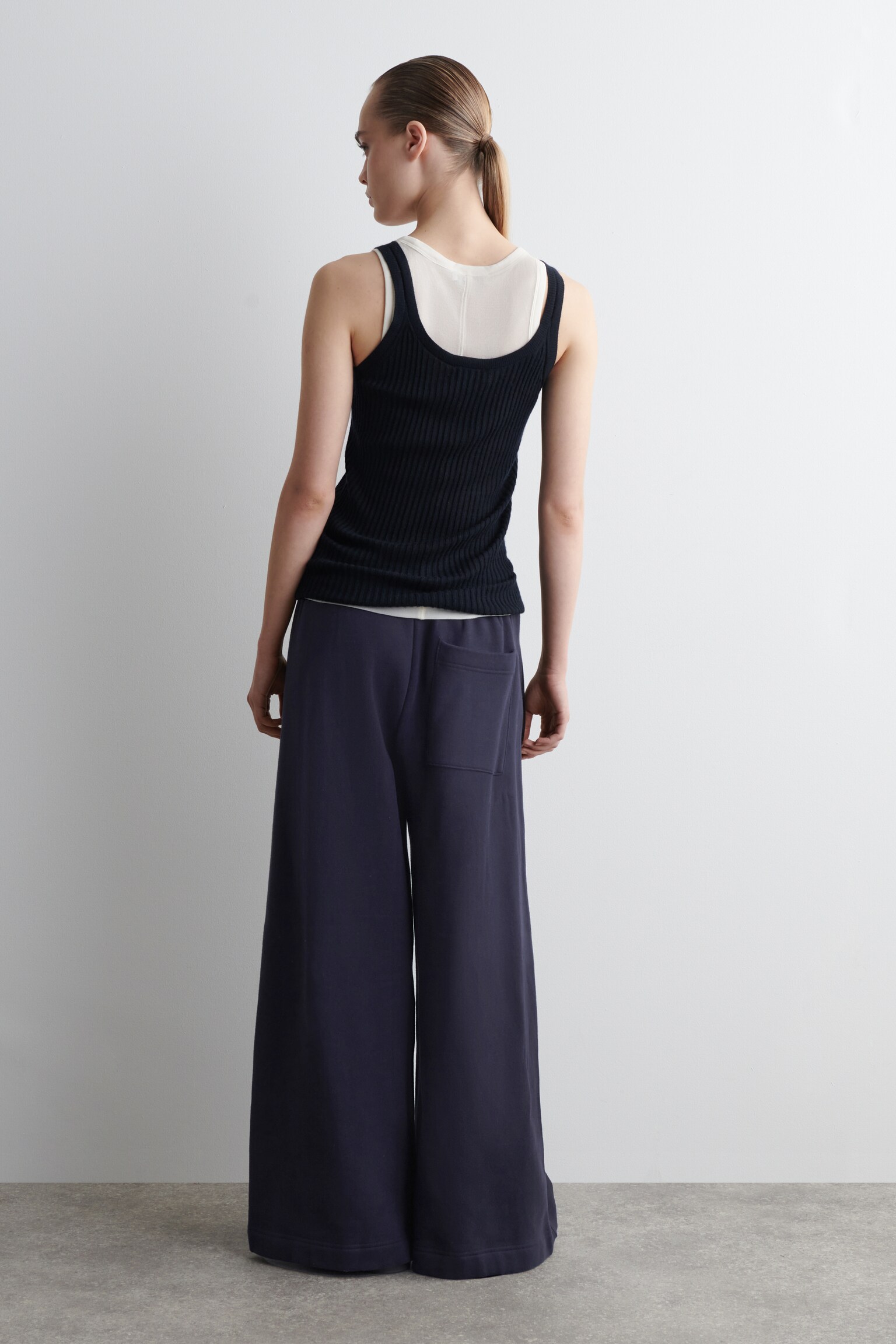 JOGGERS DE PERNERAS ANCHAS Y ALGODÓN CEPILLADO - AZUL MARINO - 6