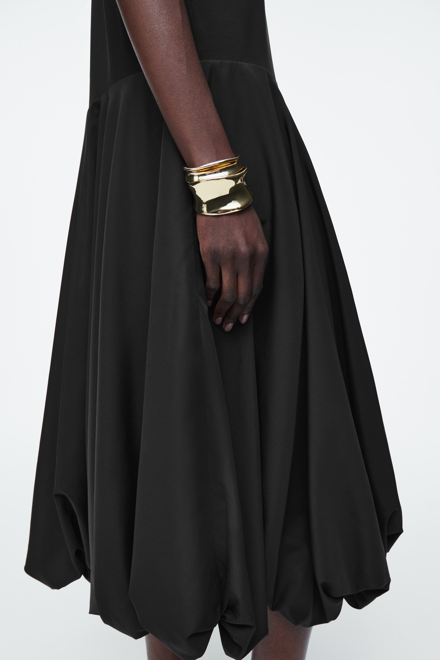 VESTIDO MIDI CON DOBLADILLO ESTILO GLOBO - NEGRO - 6