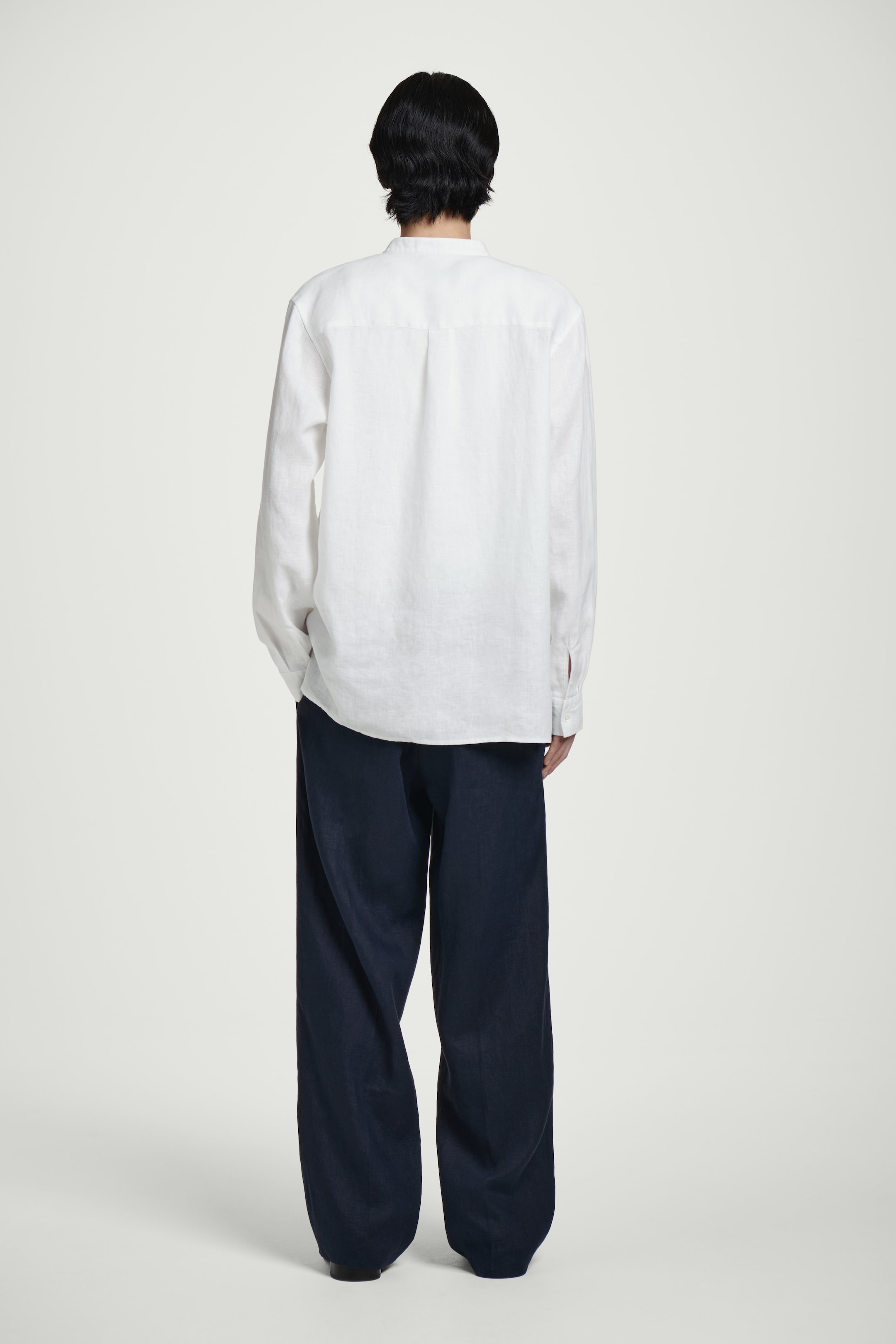 Visa större bild: LINNESKJORTA MED MURARKRAGE - VIT - HERR | H&M SE 3
