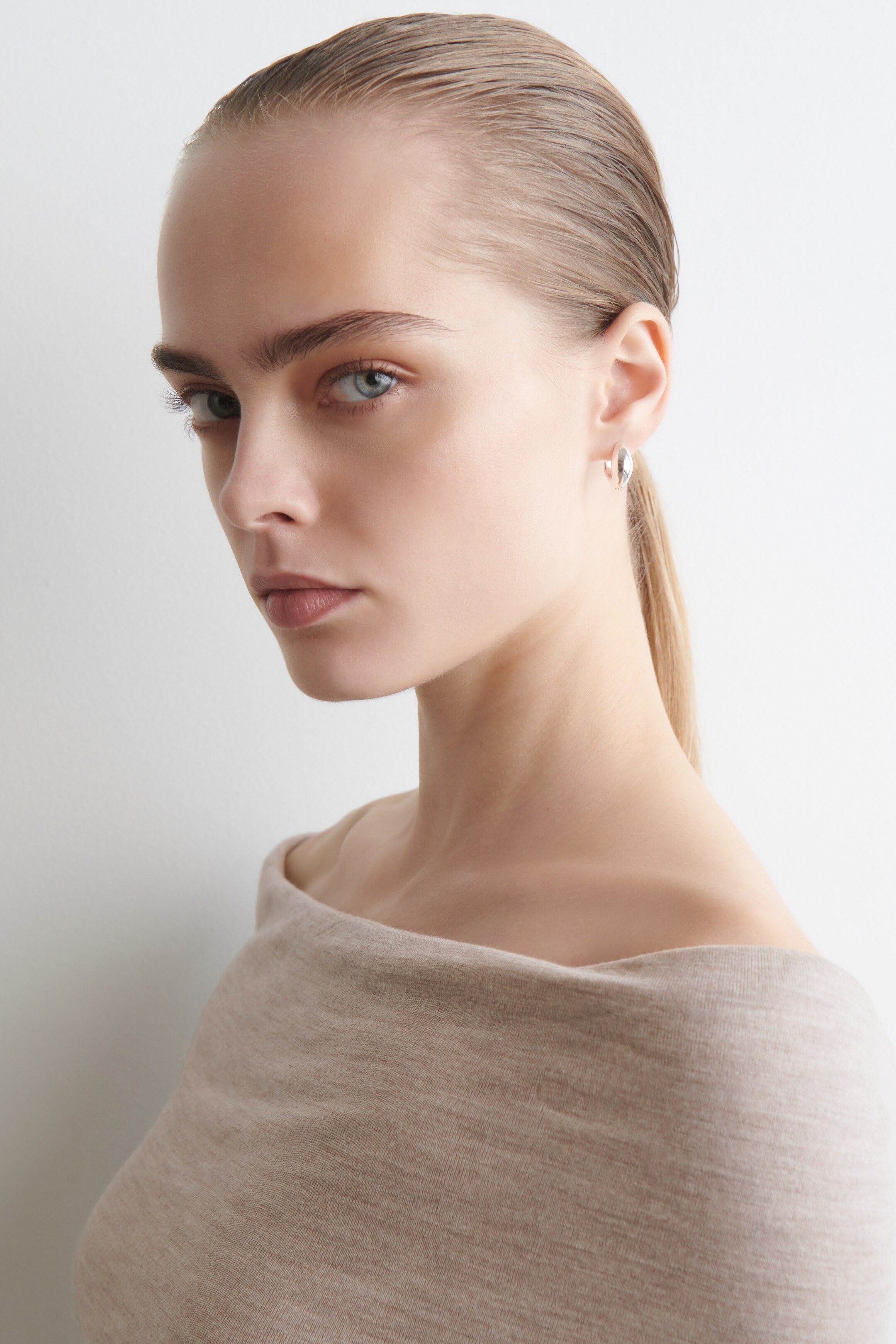 View larger image: OFF-THE-SHOULDER MERINO WOOL TOP - BEIGE - Ladies | H&M GB 4