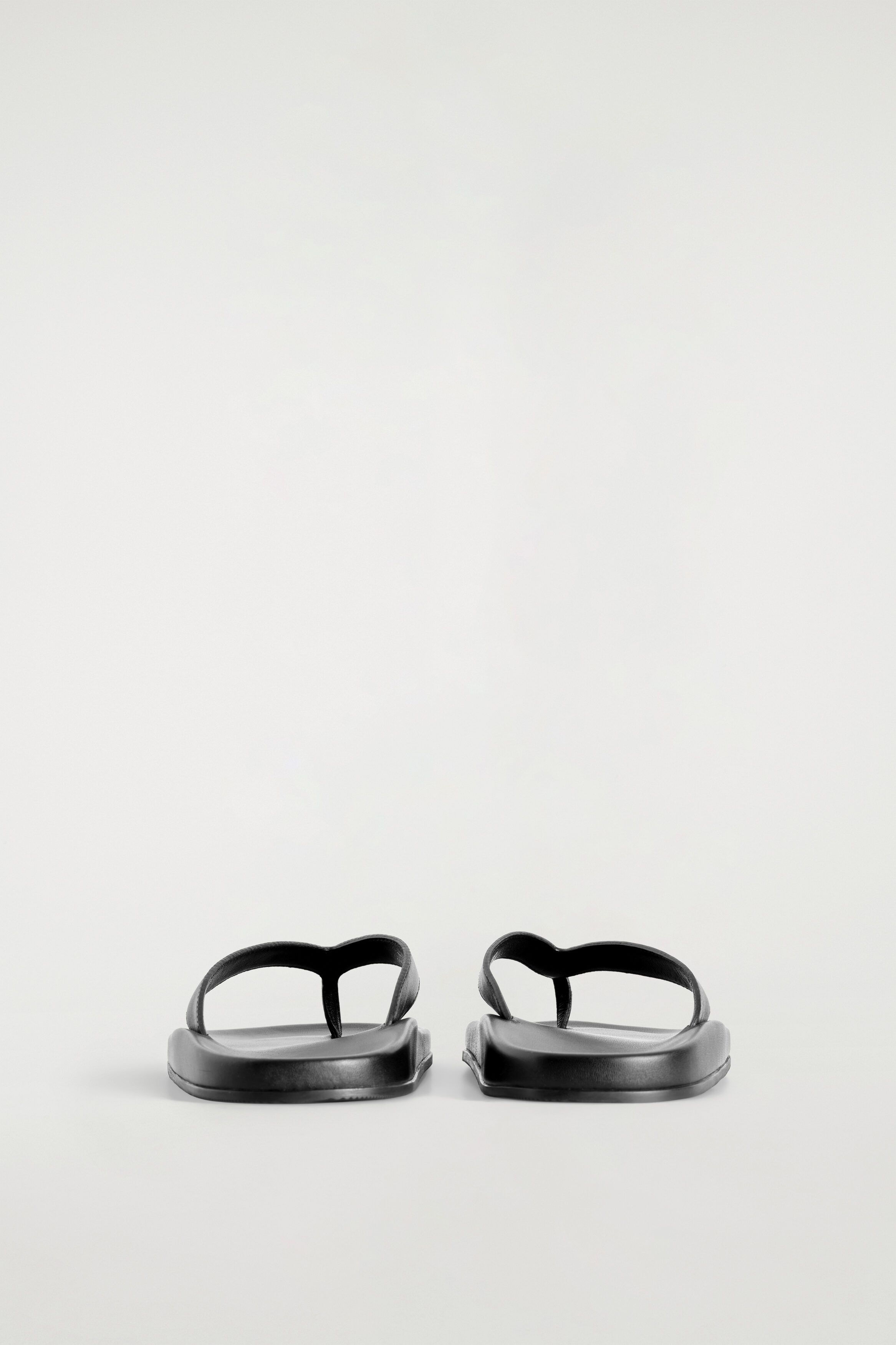 SCULPTED LEATHER FLIP FLOPS - thumbnail 2