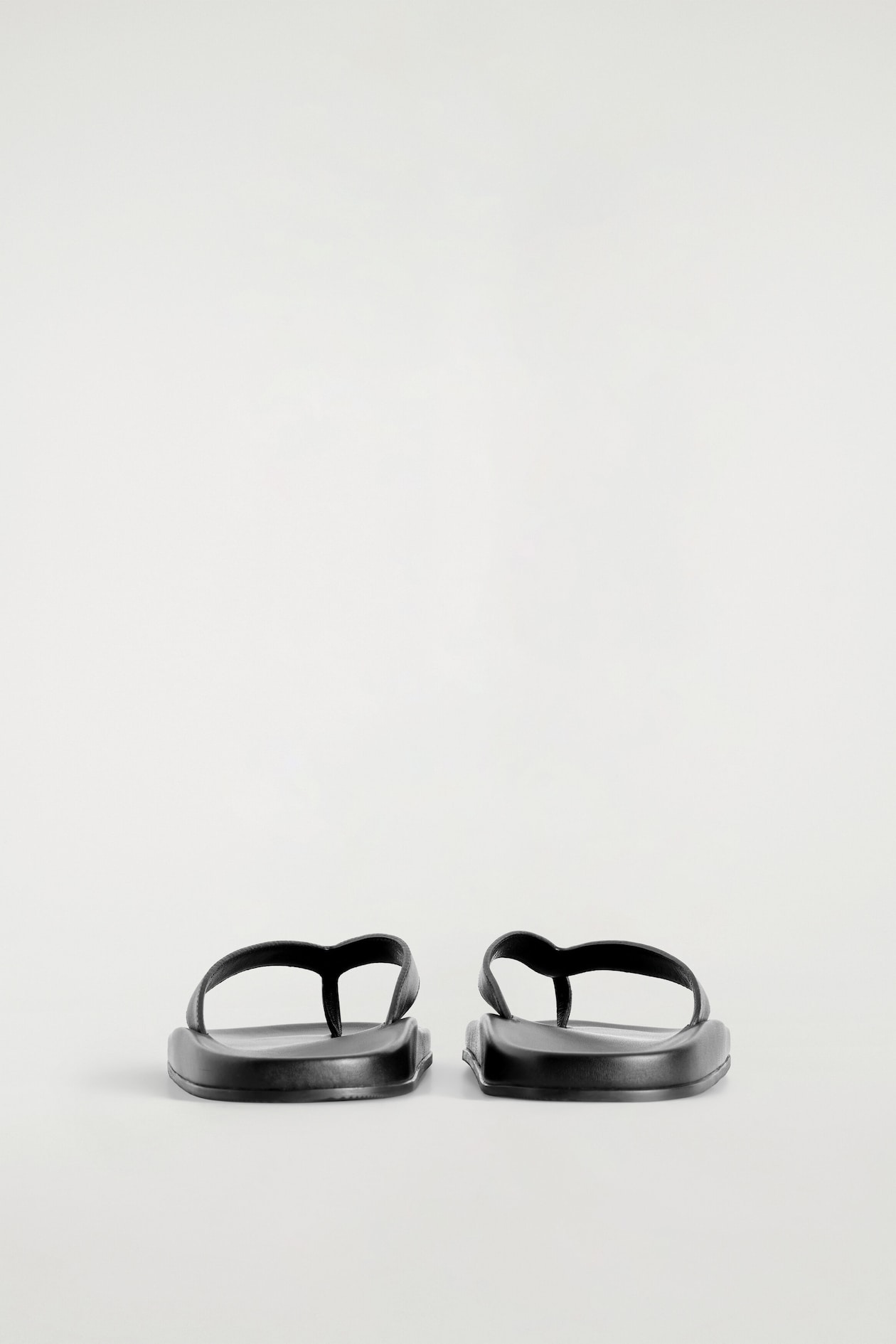 SCULPTED LEATHER FLIP FLOPS — BLACK
