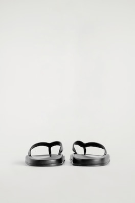 SCULPTED LEATHER FLIP FLOPS — BLACK 1