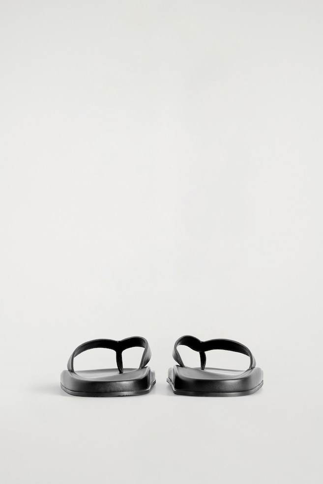 SCULPTED LEATHER FLIP FLOPS — BLACK