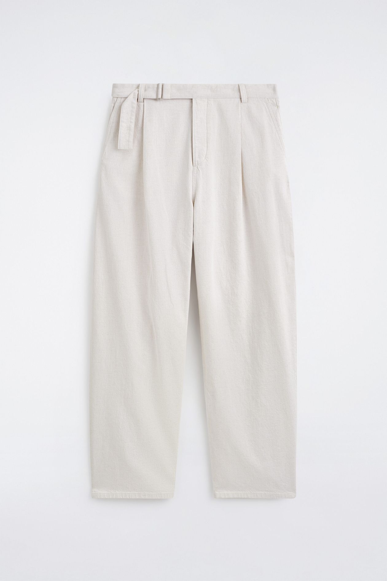 LOCKERE HOSE AUS DENIM MIT BARREL-BEIN UND GÜRTEL