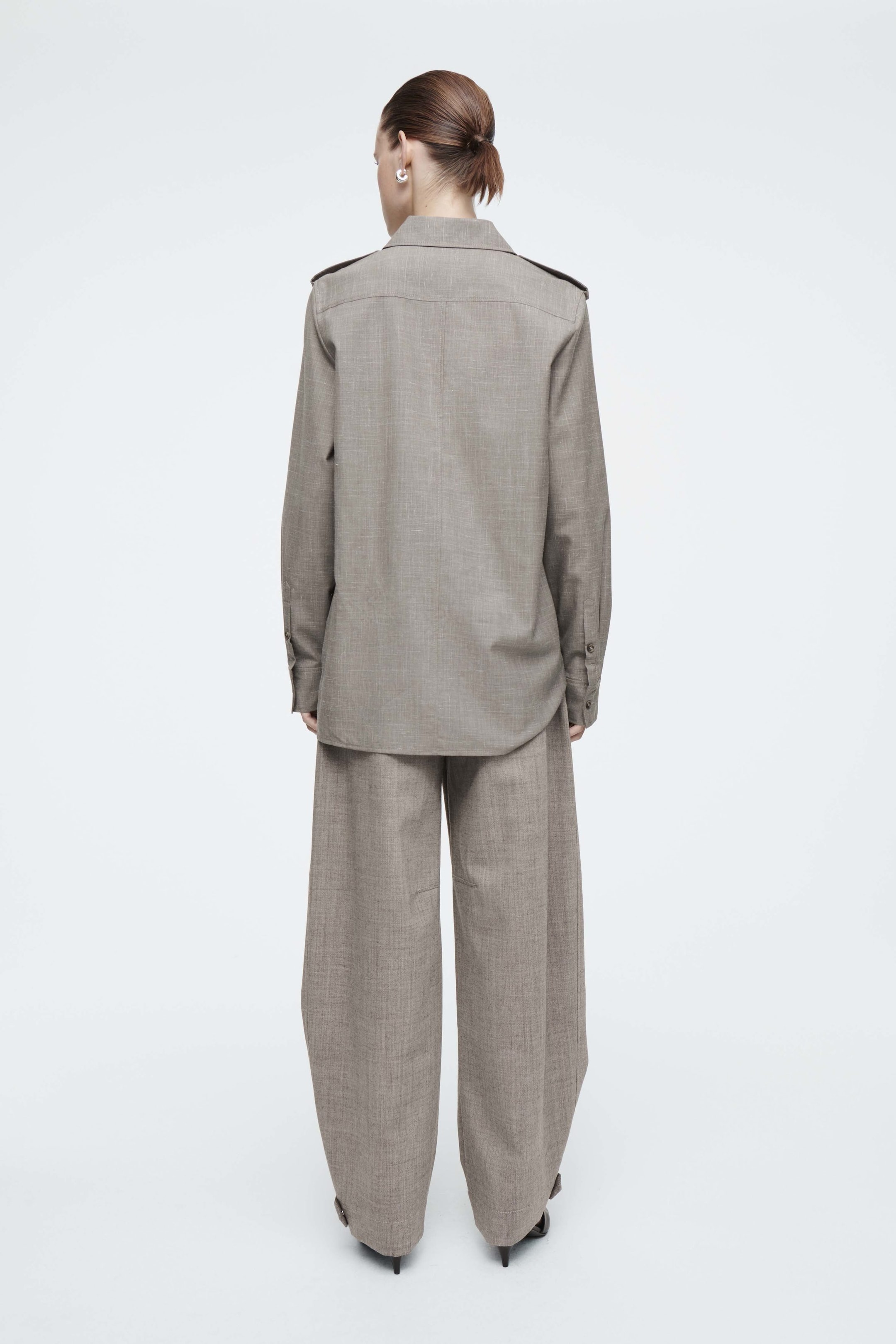 REGULAR EPAULETTE-DETAIL WOOL SHIRT