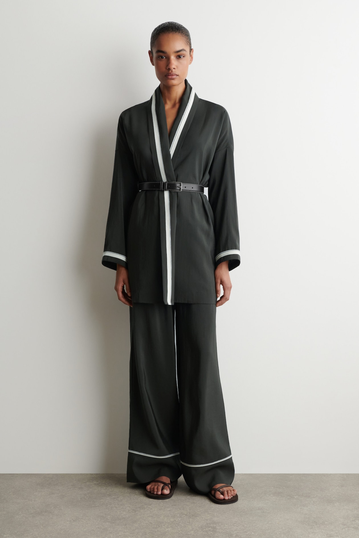 CONTRAST-PIPED ROBE-STYLE BLOUSE — DARK GREEN