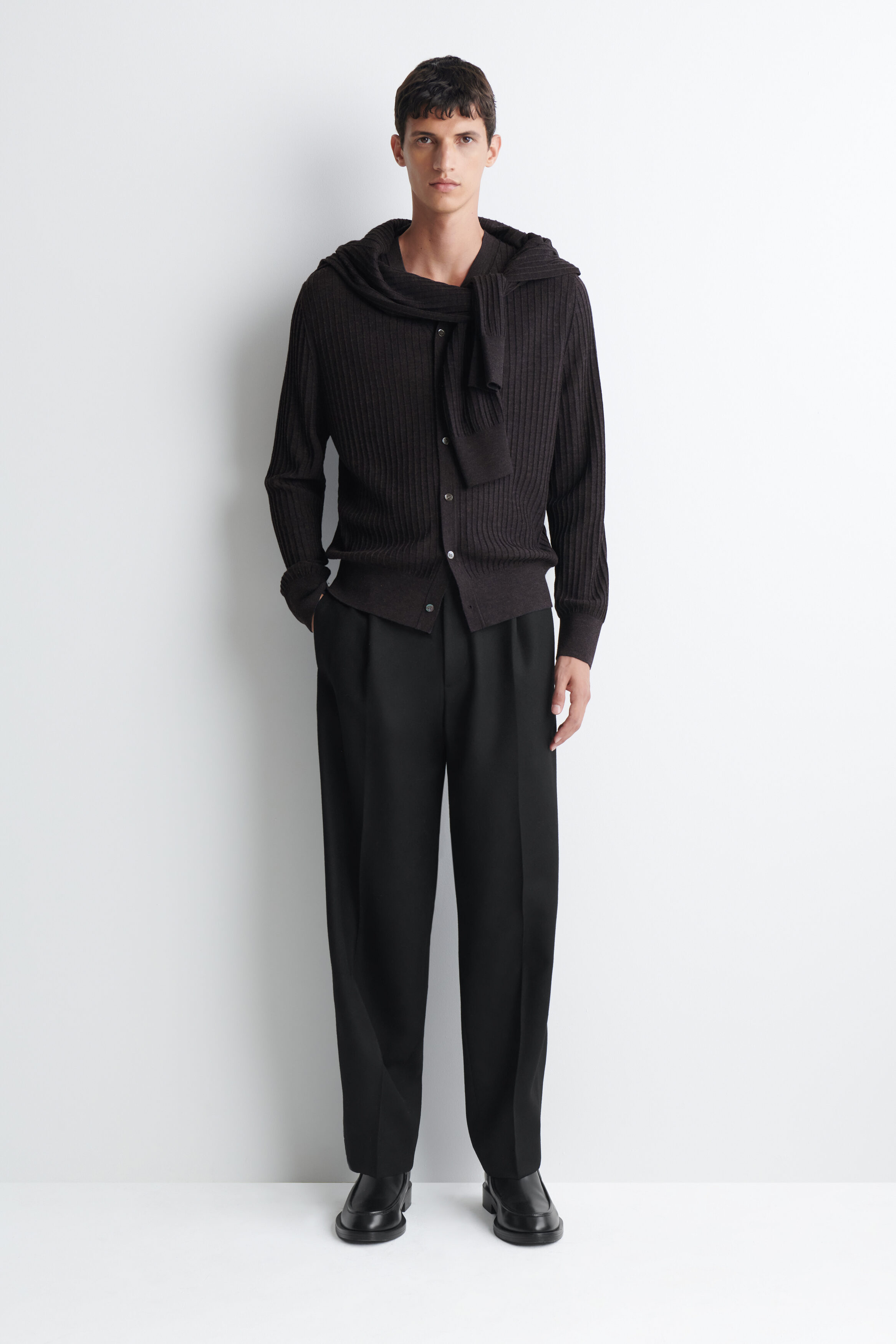 RIBBED FINE MERINO WOOL V-NECK CARDIGAN - thumbnail 2