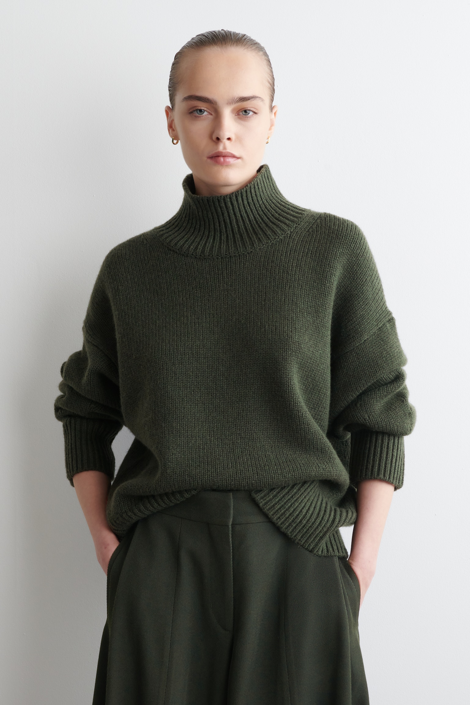 PULL ÉPAIS À COL CHEMINÉE EN MAILLE DE LAINE - VERT FONCÉ/BEIGE CLAIR CHINÉ