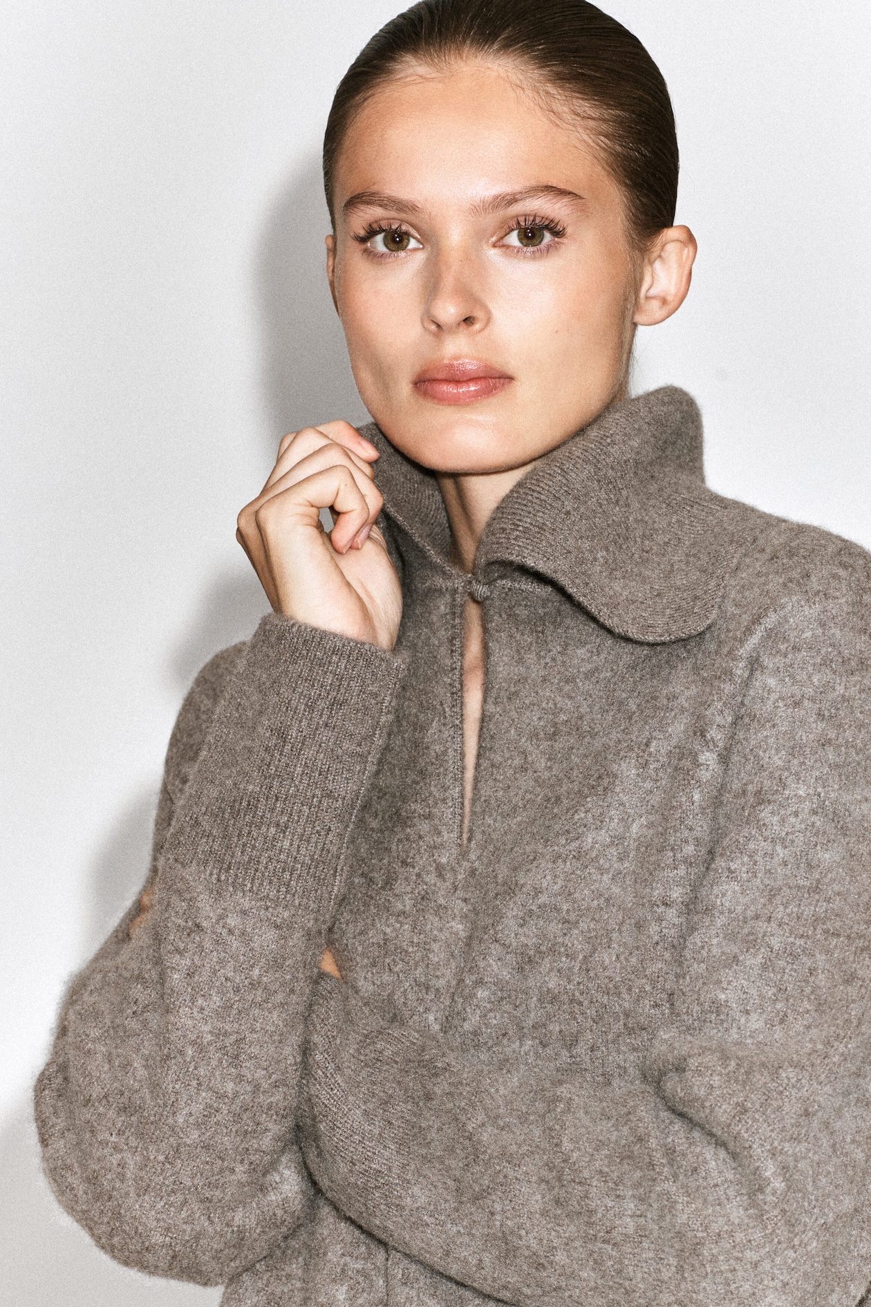 V-DETAIL PURE CASHMERE MOCK-NECK SWEATER — MOCHA