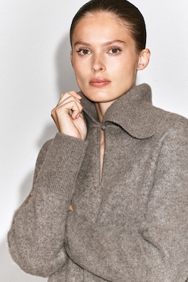 V-DETAIL PURE CASHMERE MOCK-NECK SWEATER — MOCHA 6