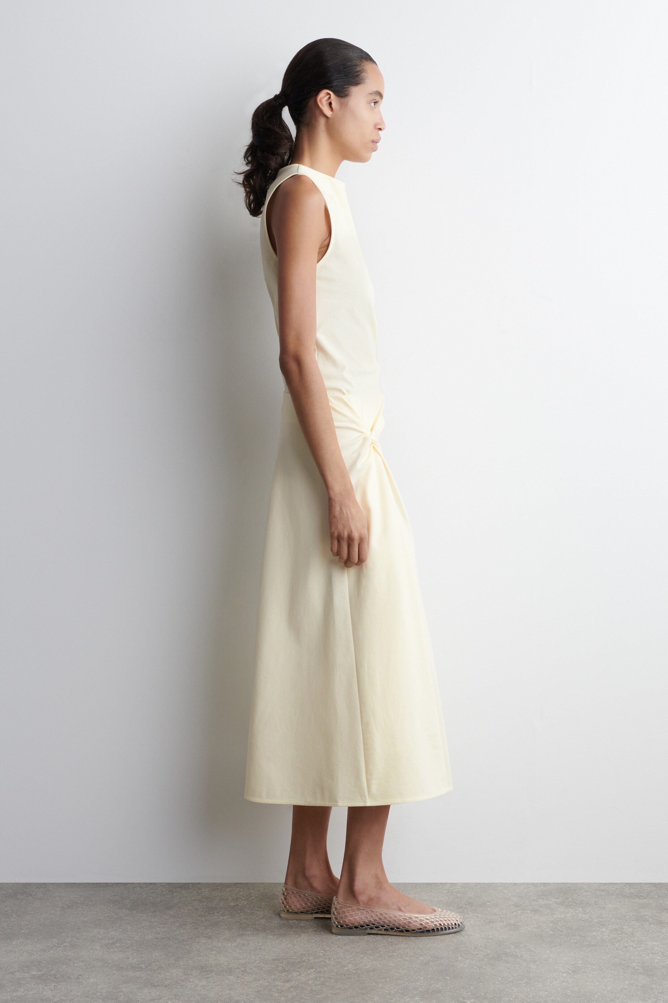 Zobrazit větší obrázek: Midi sukně s krouceným detailem - máslově žlutá - ŽENY | H&M CZ 3