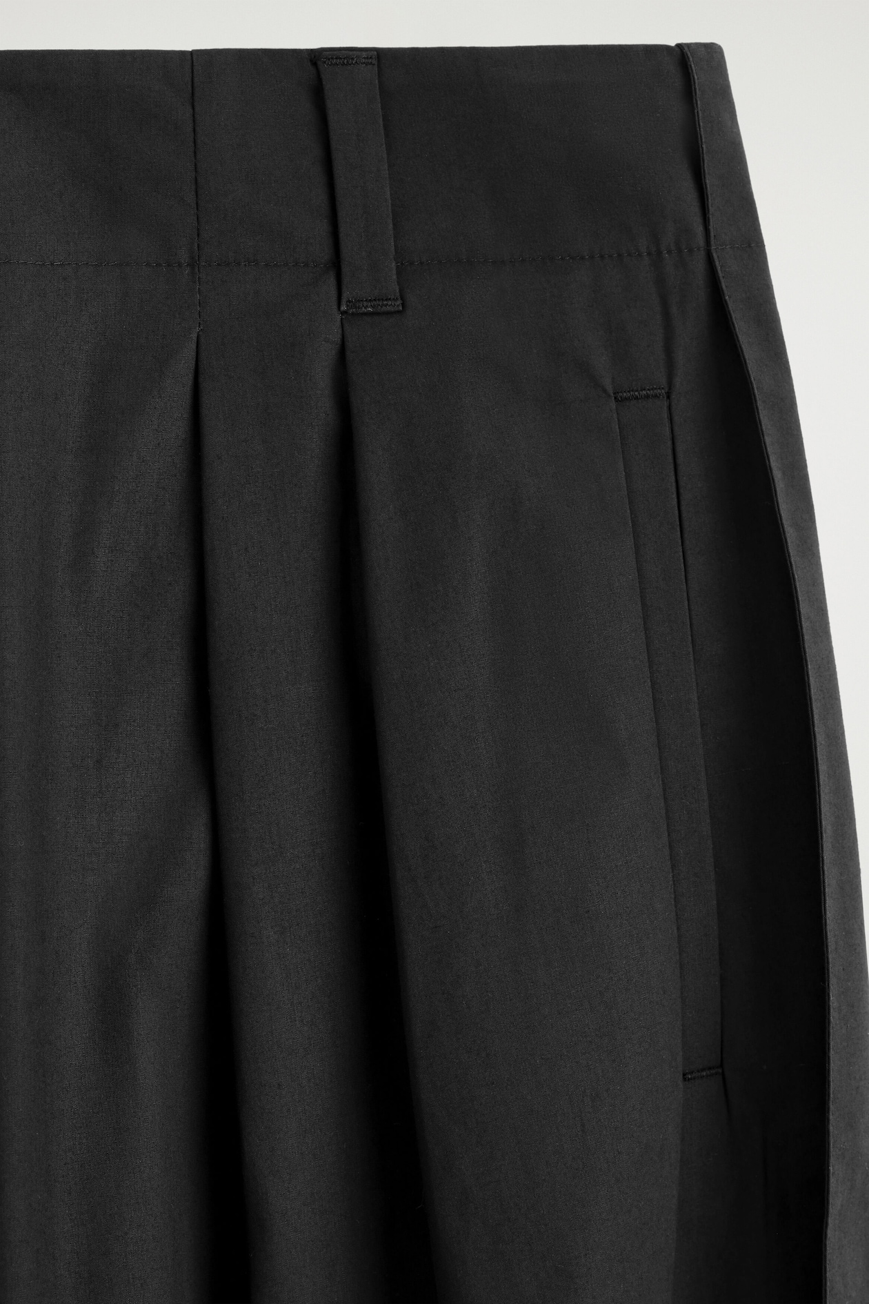 PLEATED COTTON TAPERED UTILITY PANTS — BLACK