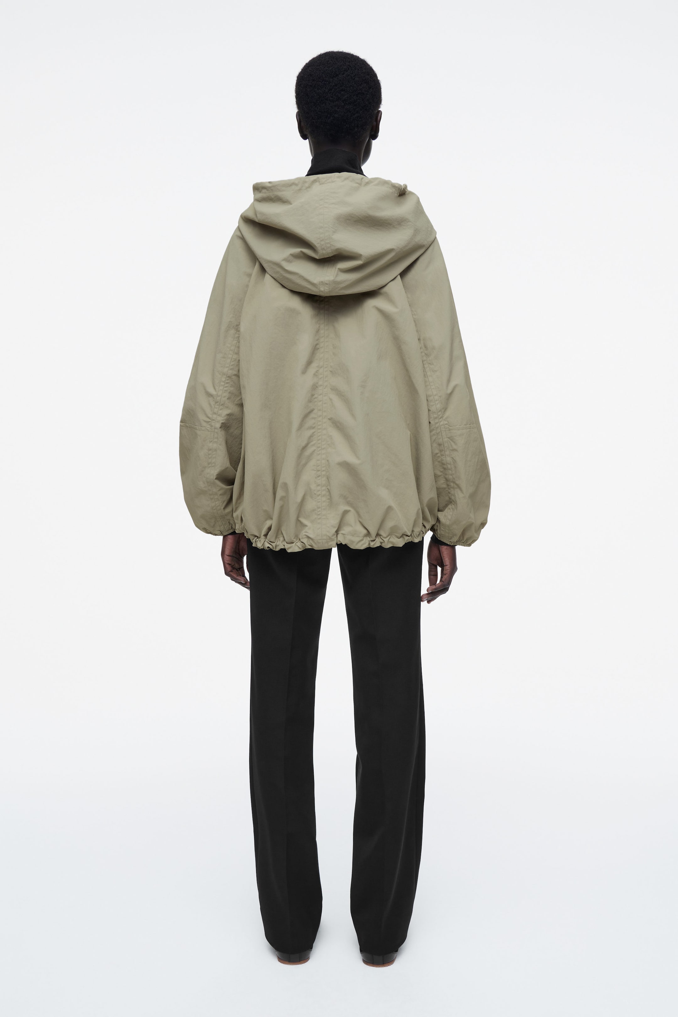 PARKA TÉCNICA CON CAPUCHA