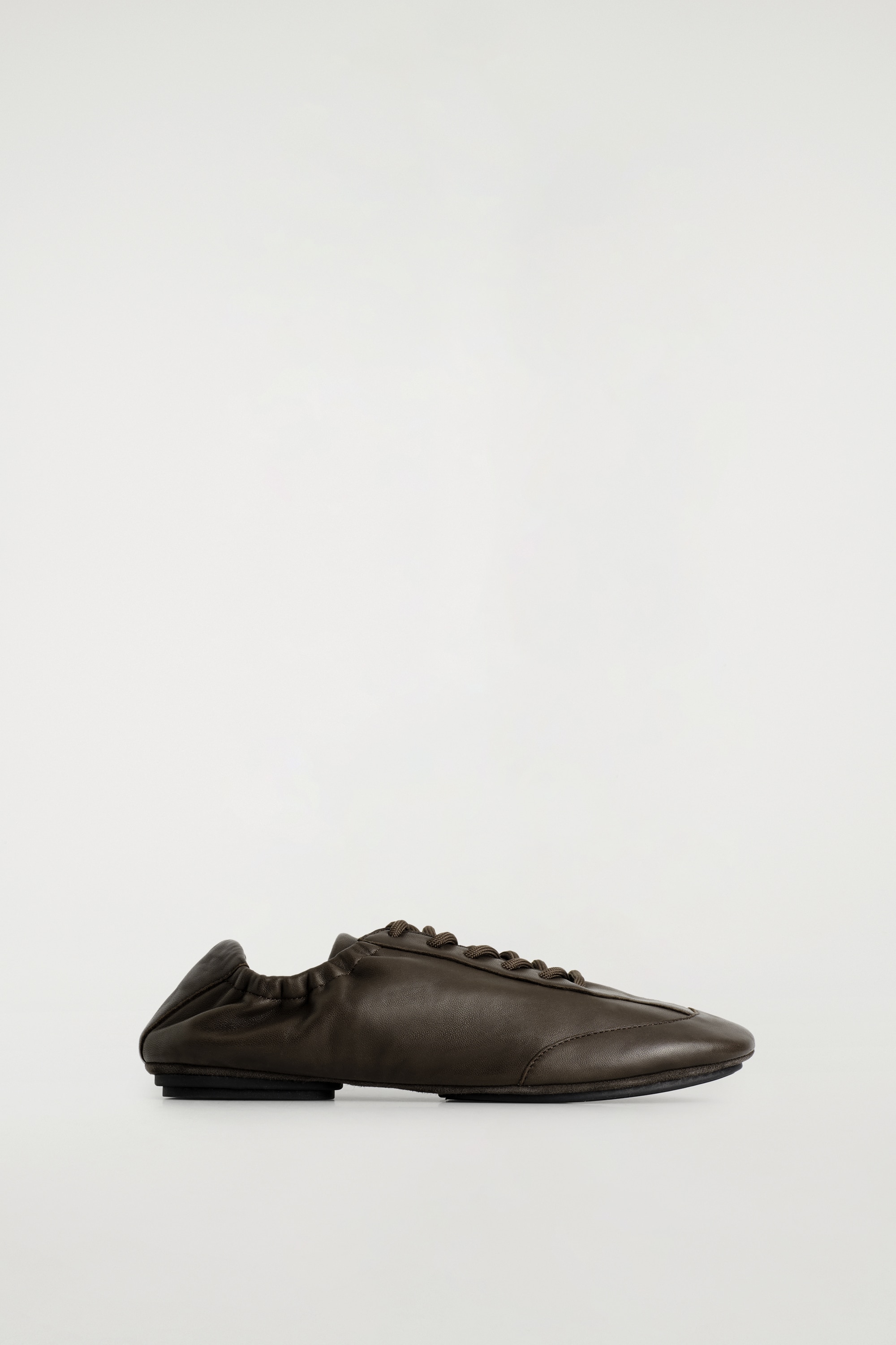 BALETTINSPIRERADE LÄDERSNEAKERS - MÖRKBRUN