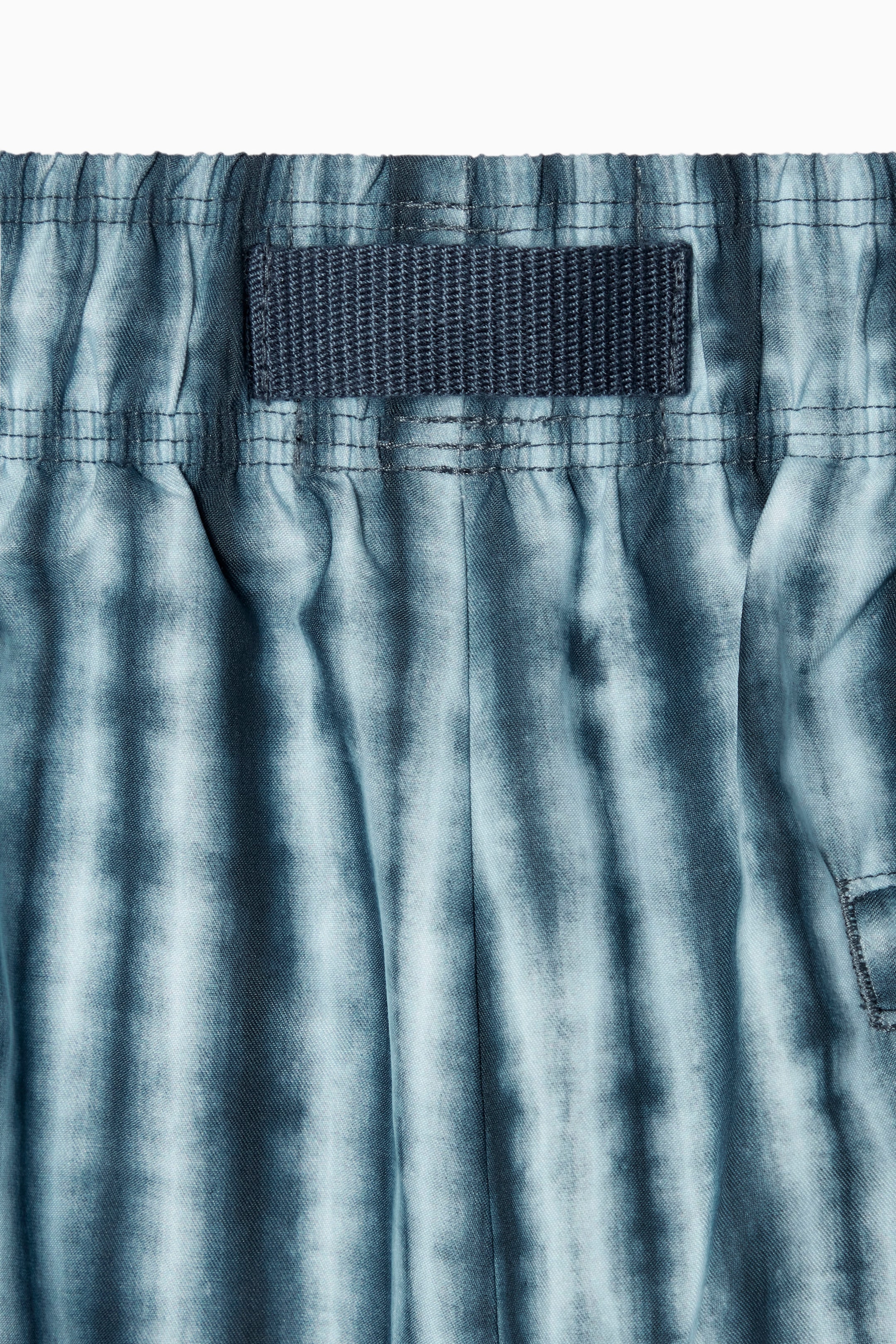 BADESHORTS MIT PRINT UND KORDELZUG