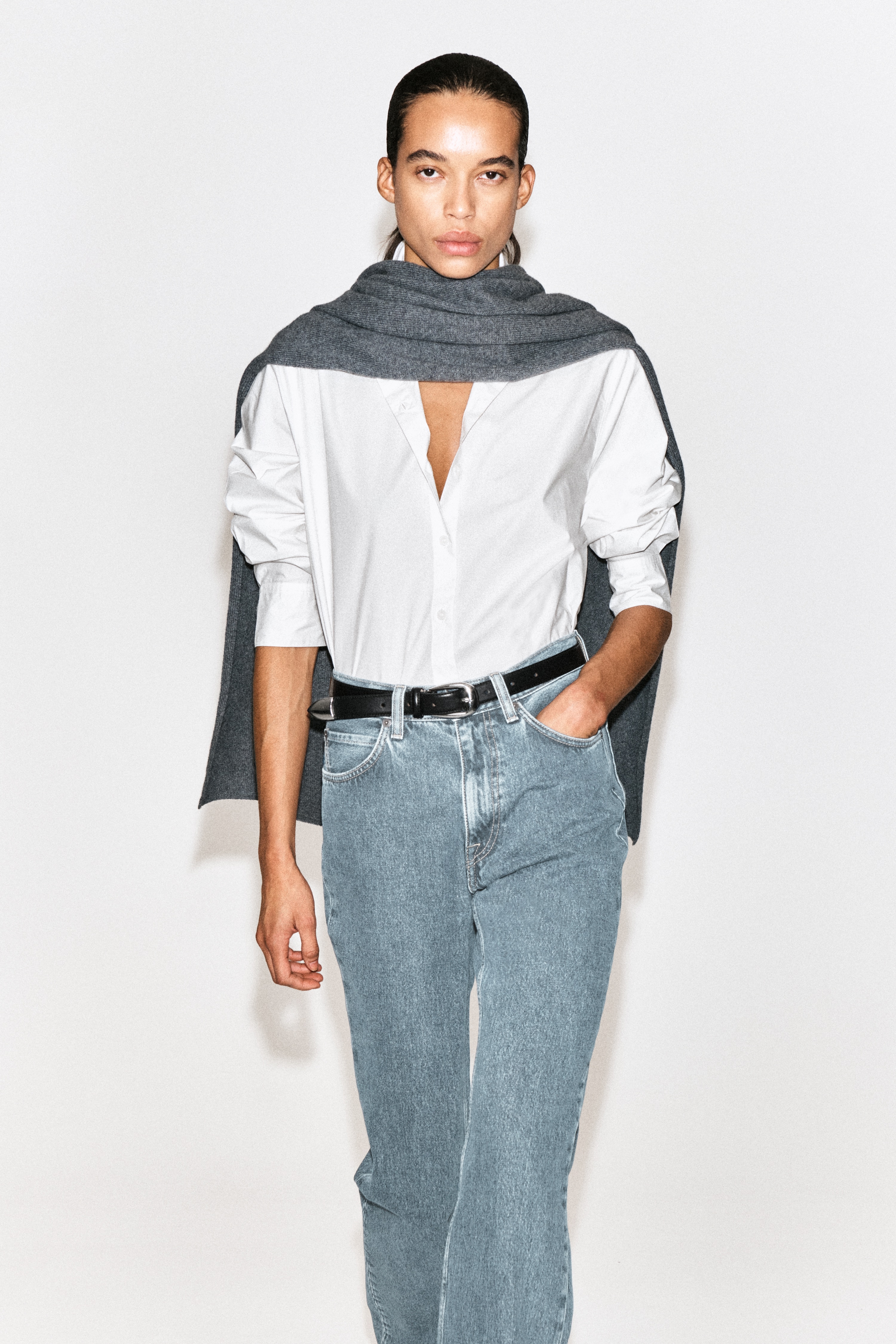La chemise classique en popeline de coton est prÃ©sentÃ©e de face, avec un col pointu, une fermeture boutonnÃ©e avec boutons ton sur ton, des manches longues Ã  larges poignets et un ourlet arrondi.